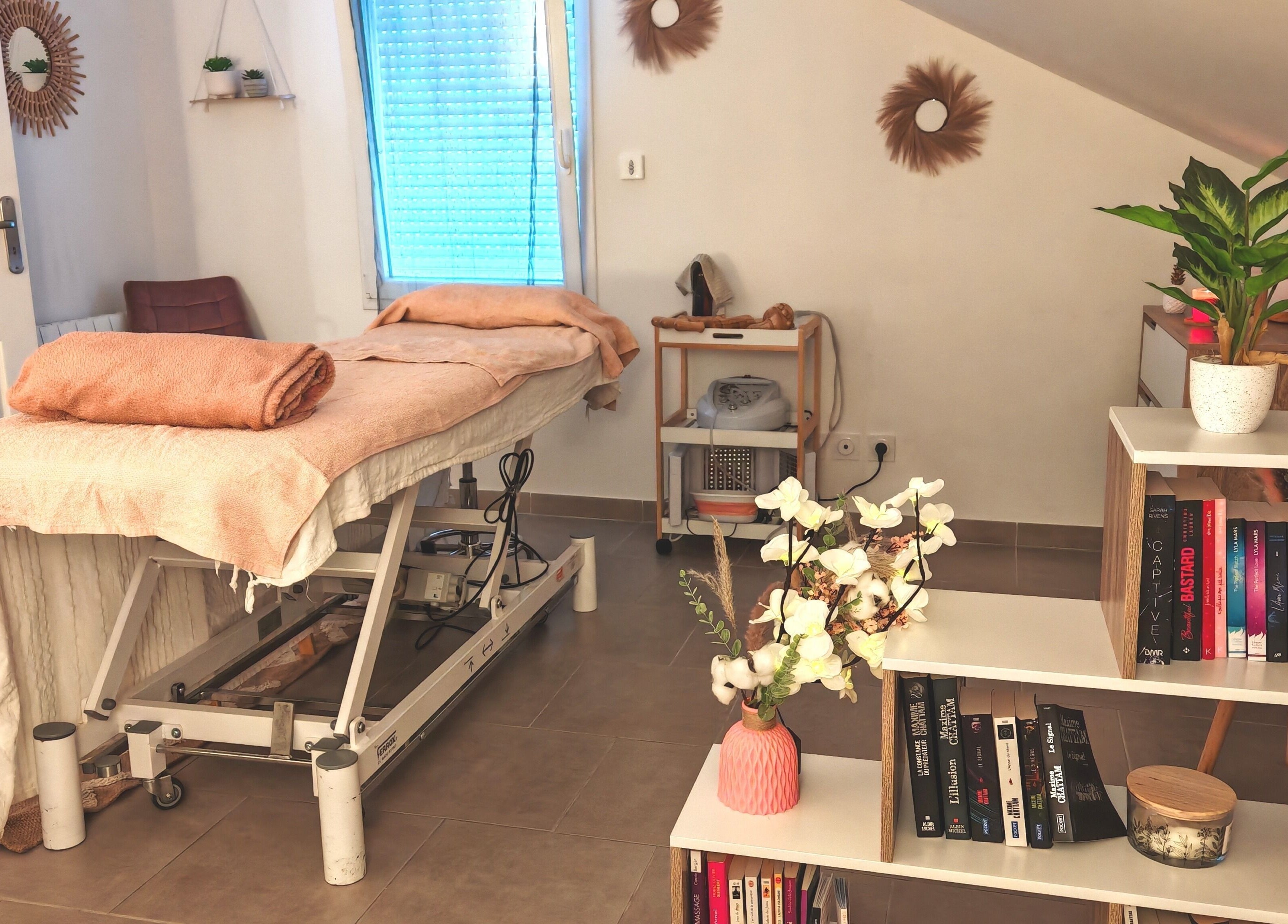 Salle de massage apaisante à Madéro By Ana, Buchères, Grand Est, FR avec table et décor enchanteur.