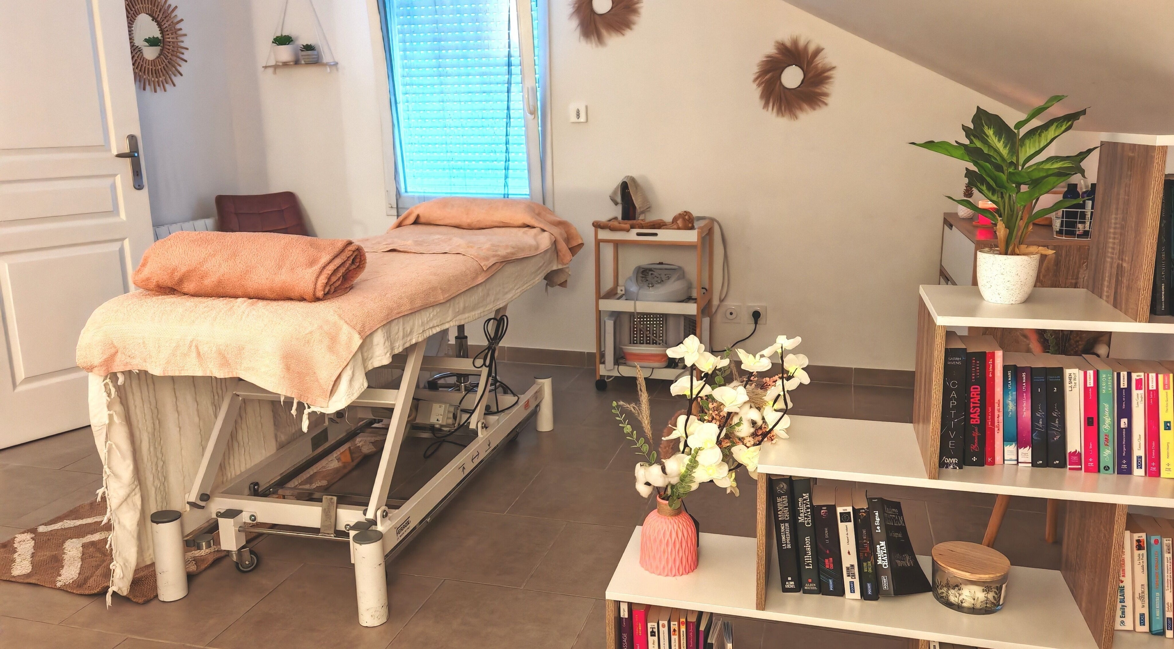 Salle de massage apaisante à Madéro By Ana, Buchères, Grand Est, FR avec table et décor enchanteur.