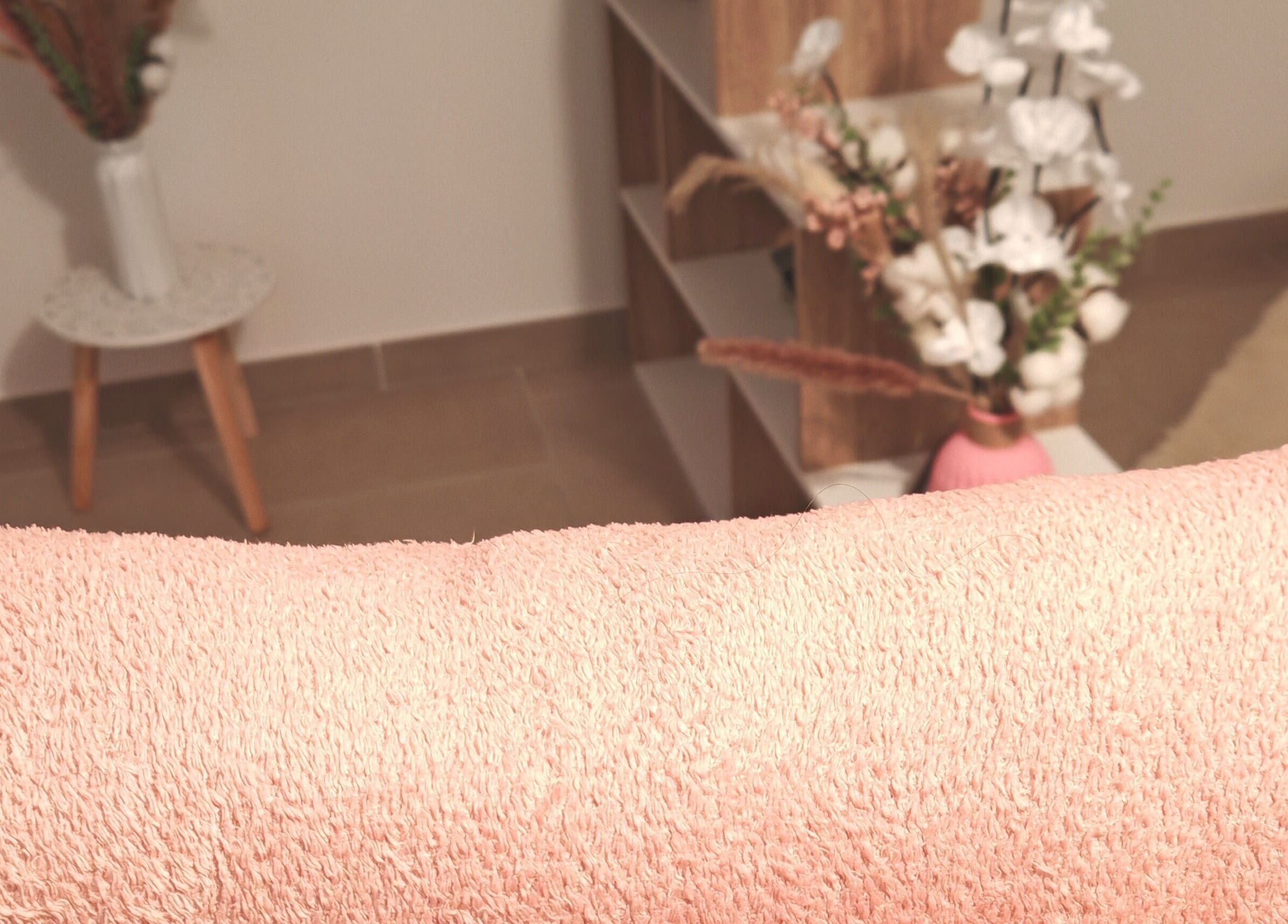 Serviette moelleuse à Madéro By Ana, Buchères, Grand Est, FR, sublimant l'ambiance relaxante.