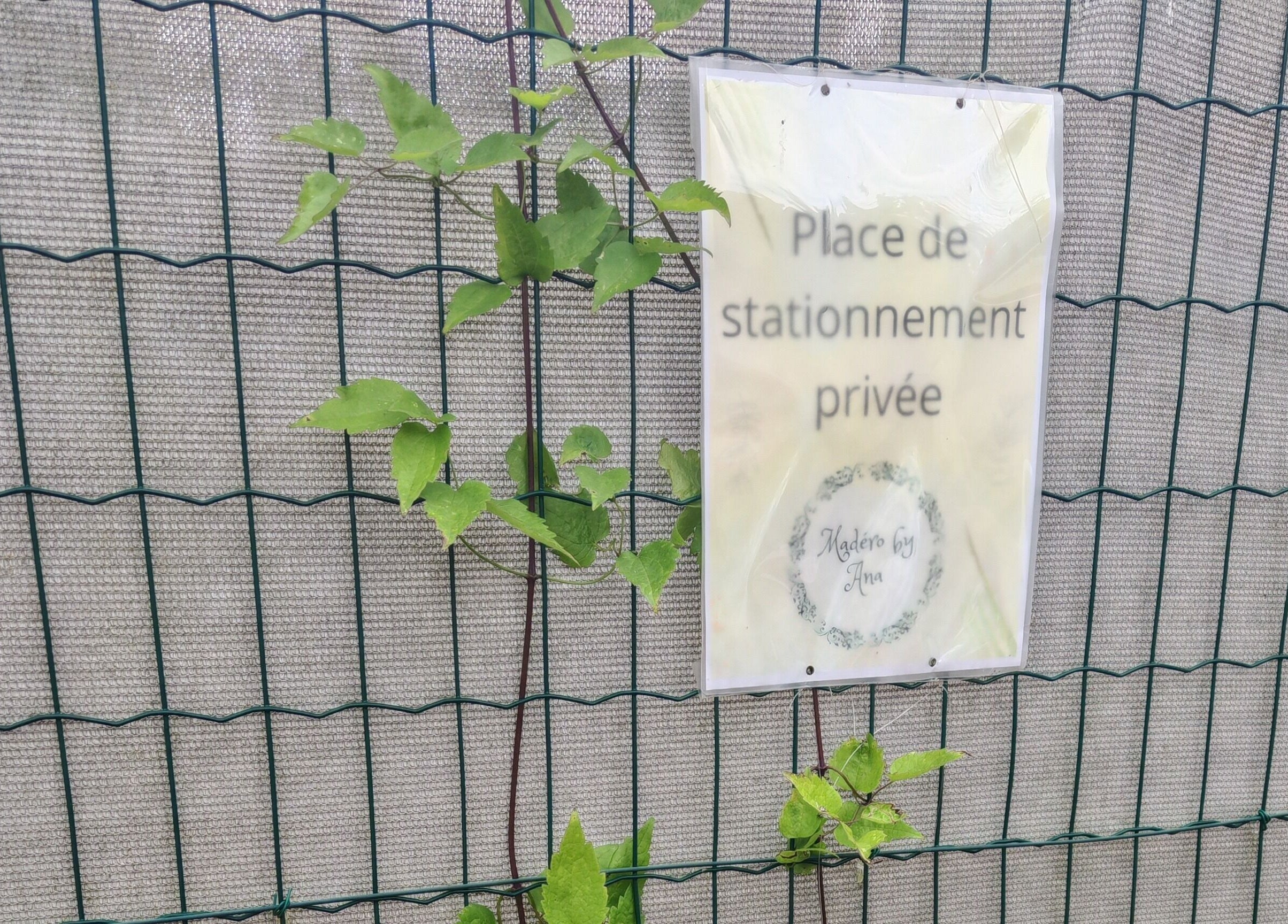 Panneau de stationnement privé chez Madéro By Ana, Buchères, Grand Est, FR, entouré de verdure.