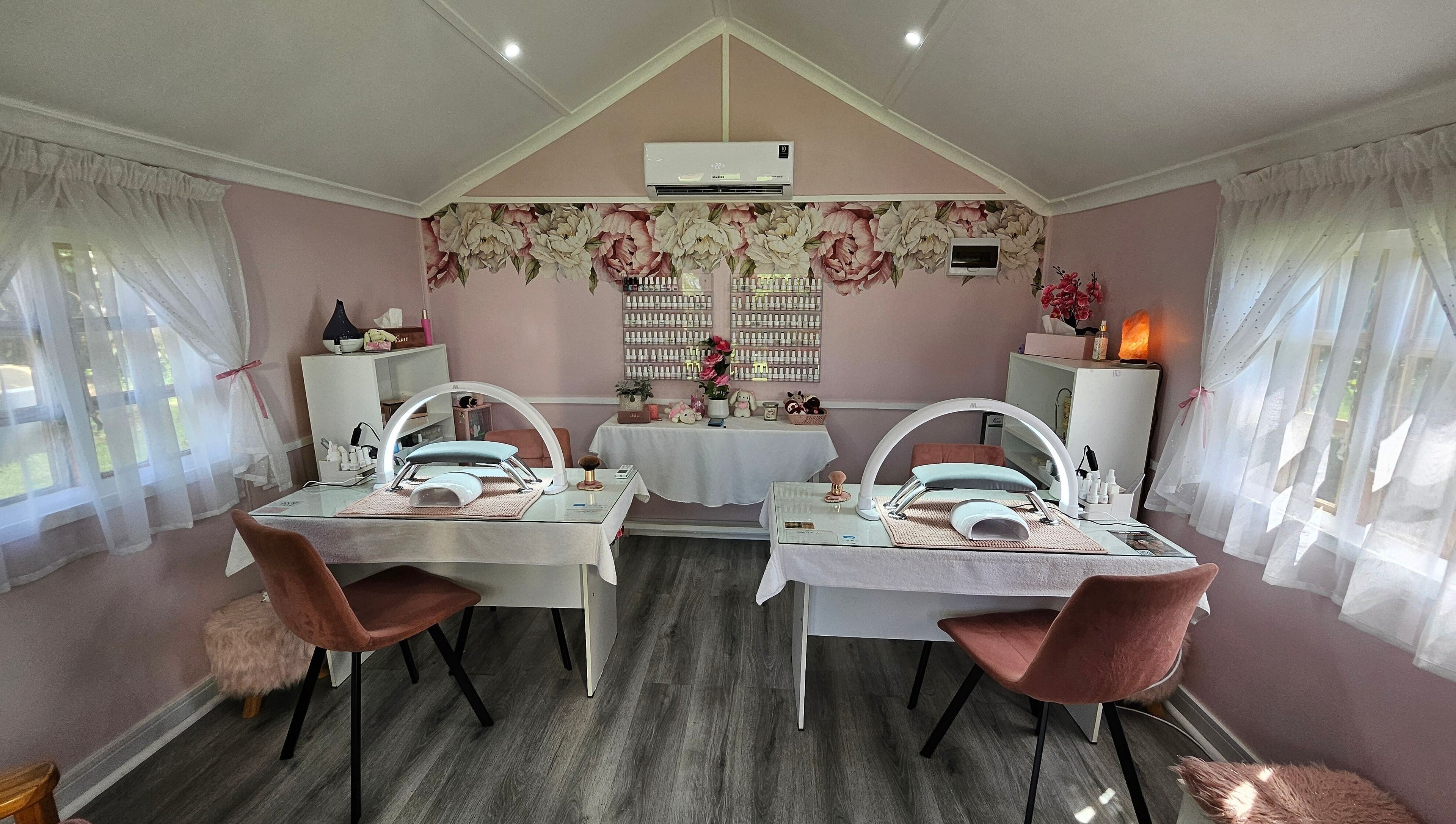 Tamlyn Artistry's elegant nail studio with floral decor in Waterfall, Kwazulu-natal, ZA.
