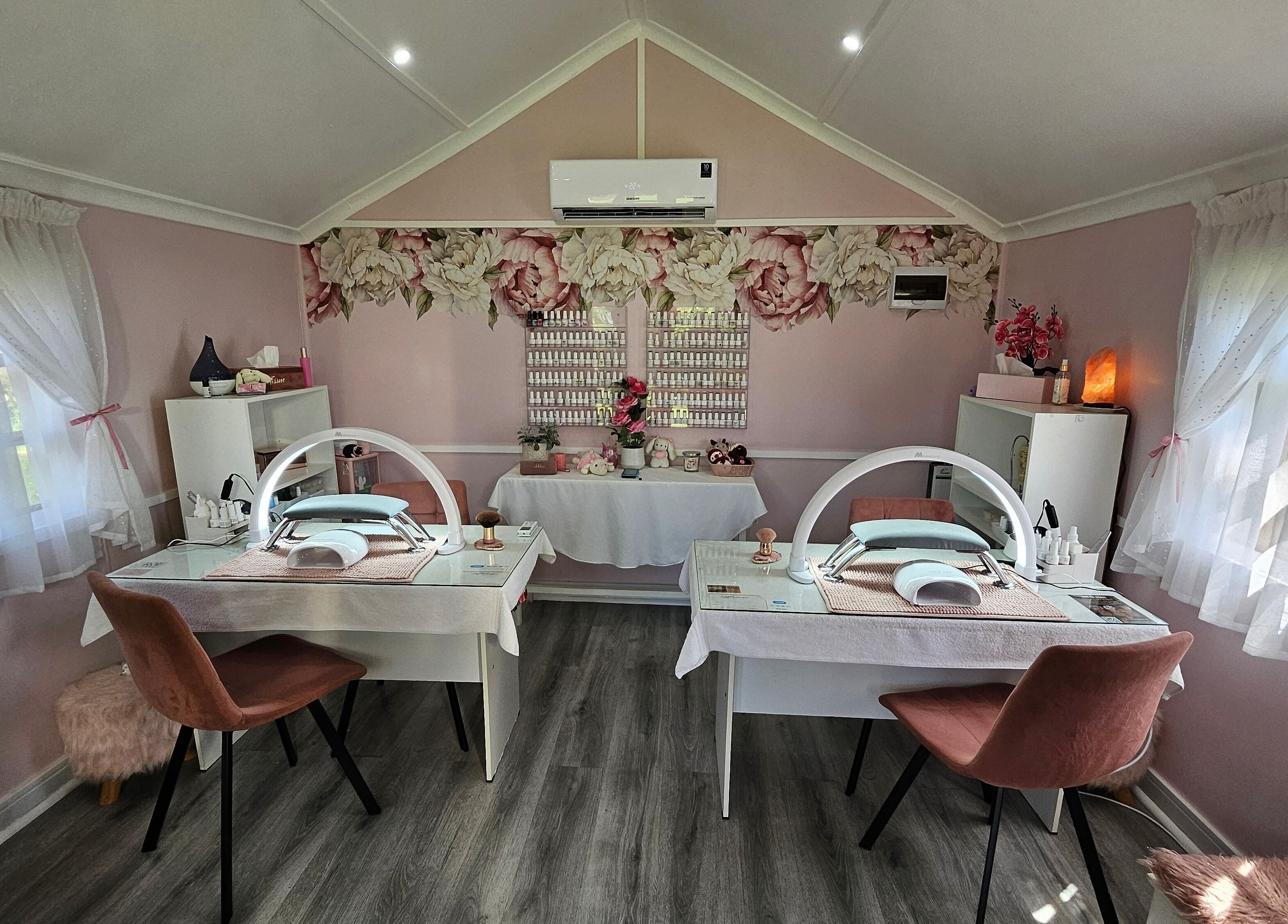 Tamlyn Artistry's elegant nail studio with floral decor in Waterfall, Kwazulu-natal, ZA.