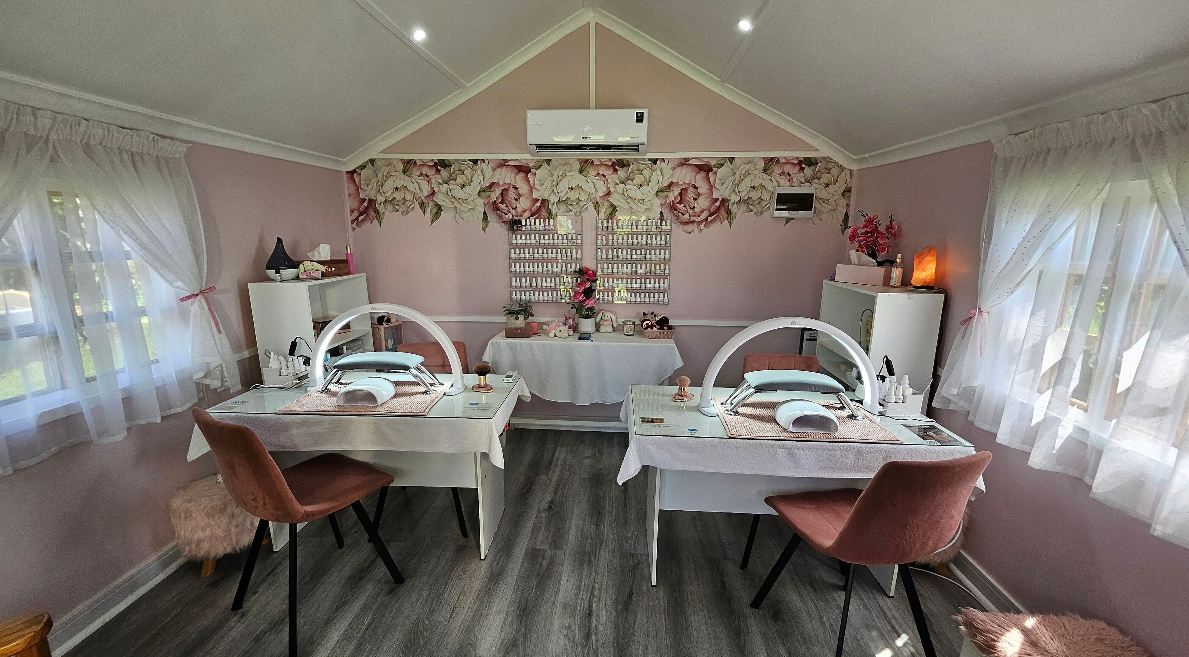Tamlyn Artistry's elegant nail studio with floral decor in Waterfall, Kwazulu-natal, ZA.