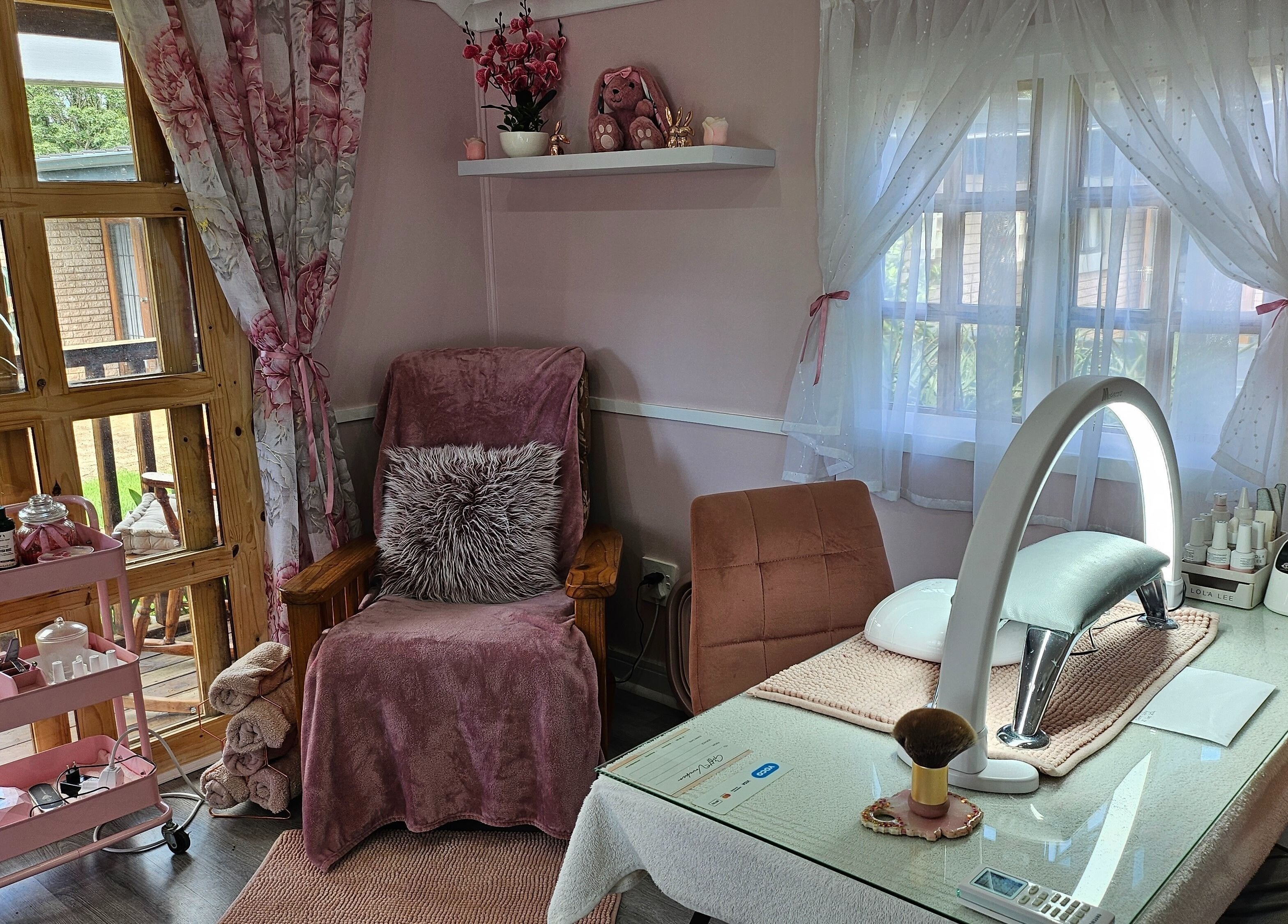 Cozy manicure setup at Tamlyn Artistry in Waterfall, Kwazulu-natal, ZA with plush pink decor.
