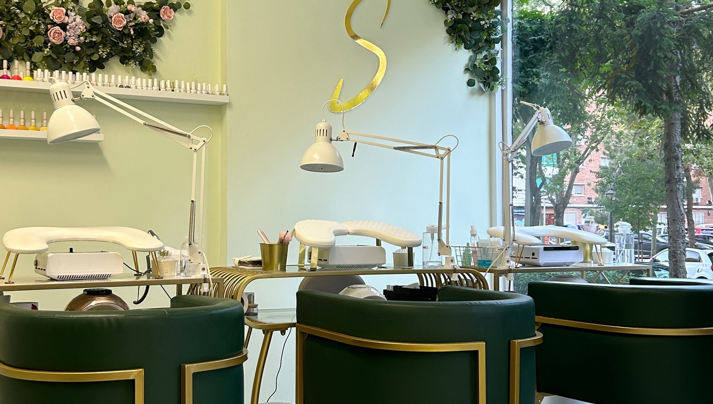 Mesa de manicura en Serendinails, Alcorcón, Comunidad De Madrid, decorada con plantas y luces.