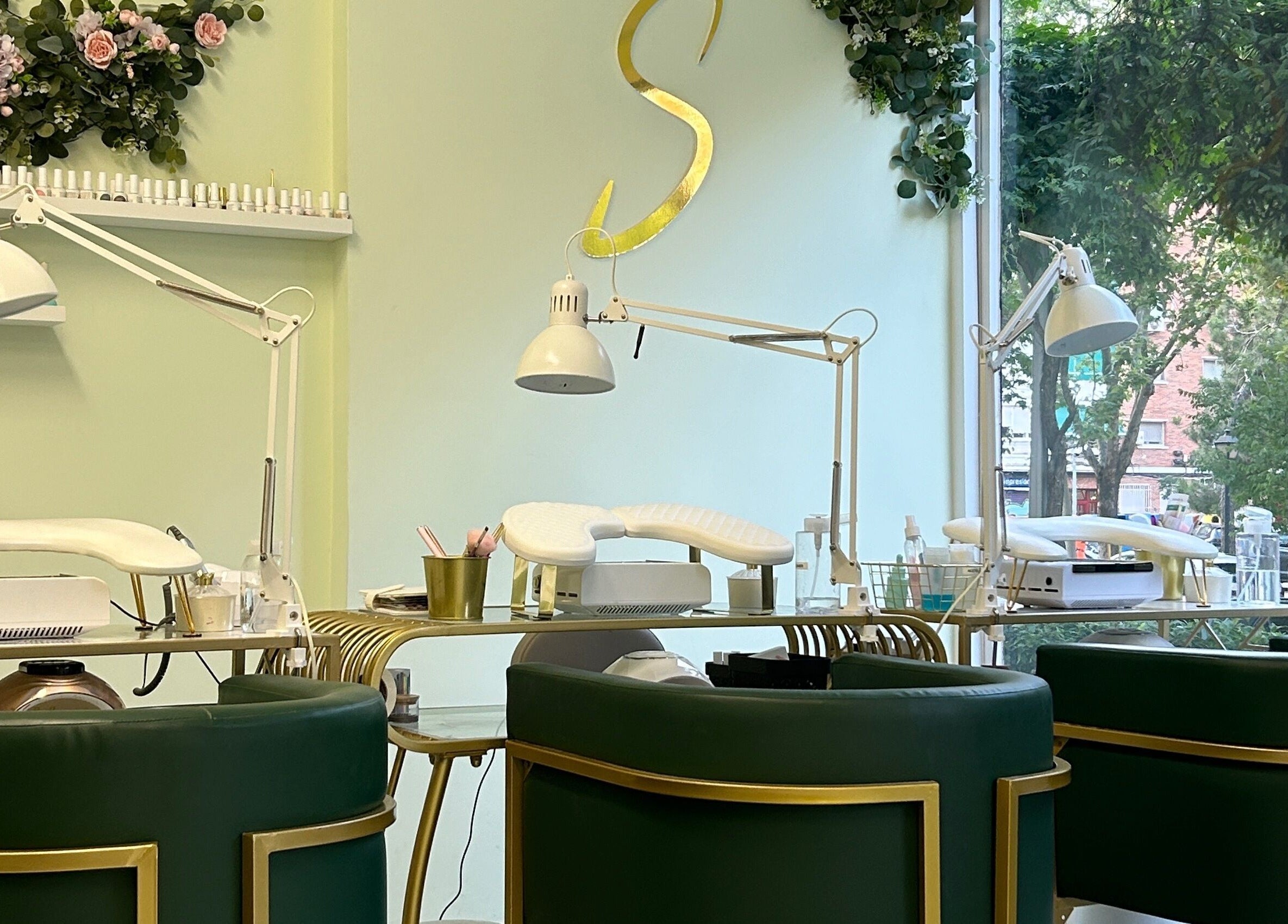 Mesa de manicura en Serendinails, Alcorcón, Comunidad De Madrid, decorada con plantas y luces.