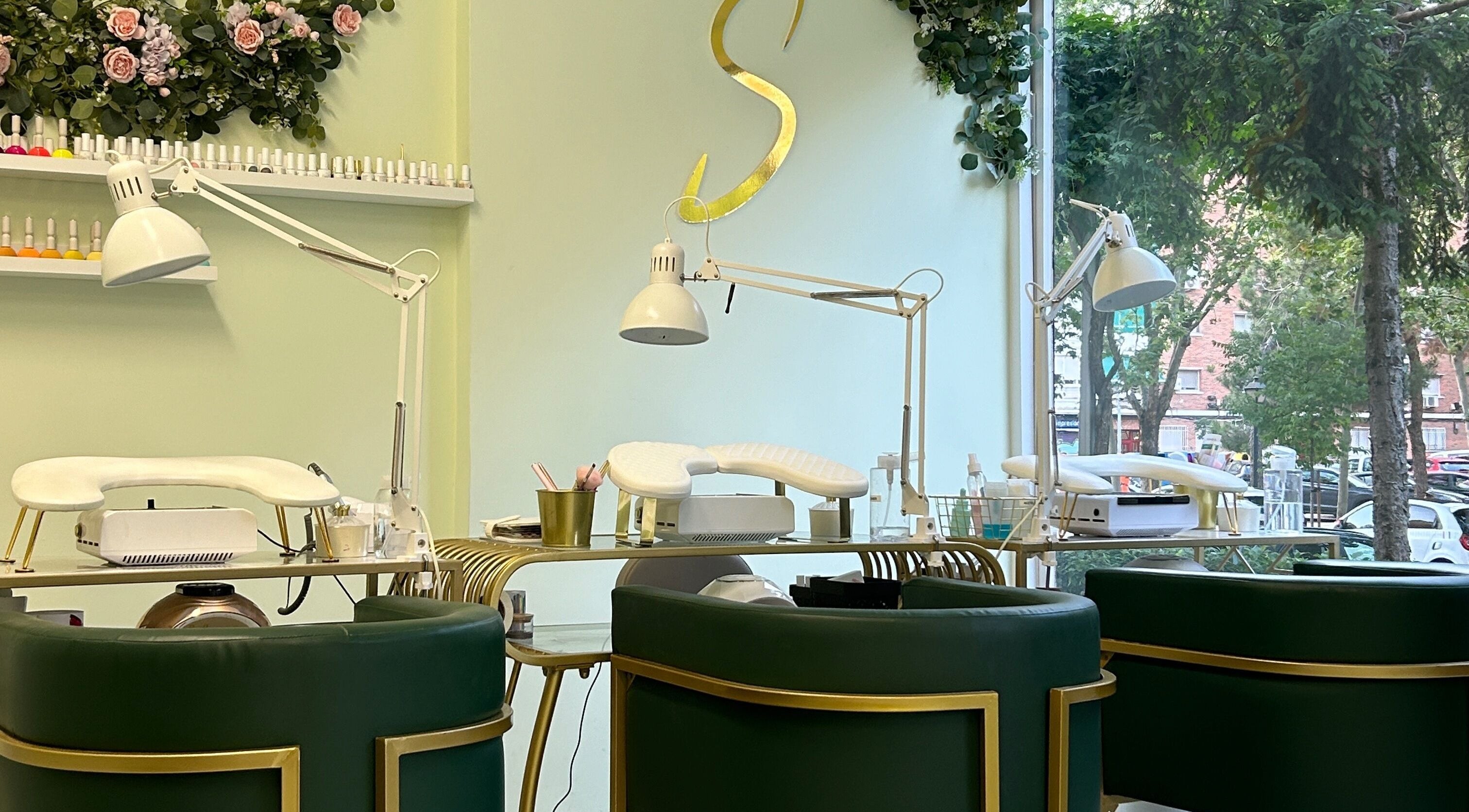 Mesa de manicura en Serendinails, Alcorcón, Comunidad De Madrid, decorada con plantas y luces.