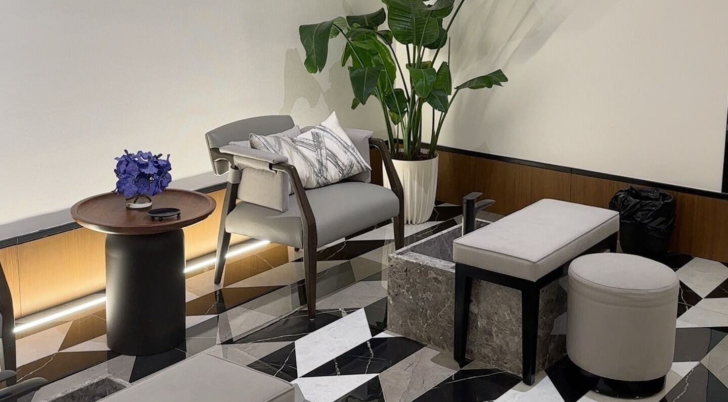 Chic seating area at Whitetail Nail Spa, Riyadh with modern decor and lush plant for a serene ambiance.