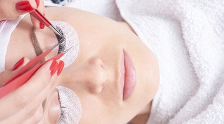 Eyelash extension at Sultan Beauty, Melbourne, Victoria, AU, enhancing relaxation and beauty.