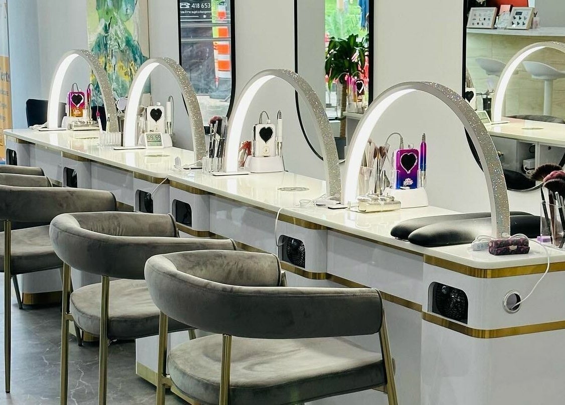 Postes de manucure élégants au MJ Atelier d'Ongles à Québec, Québec, CA, avec sièges gris confortables.