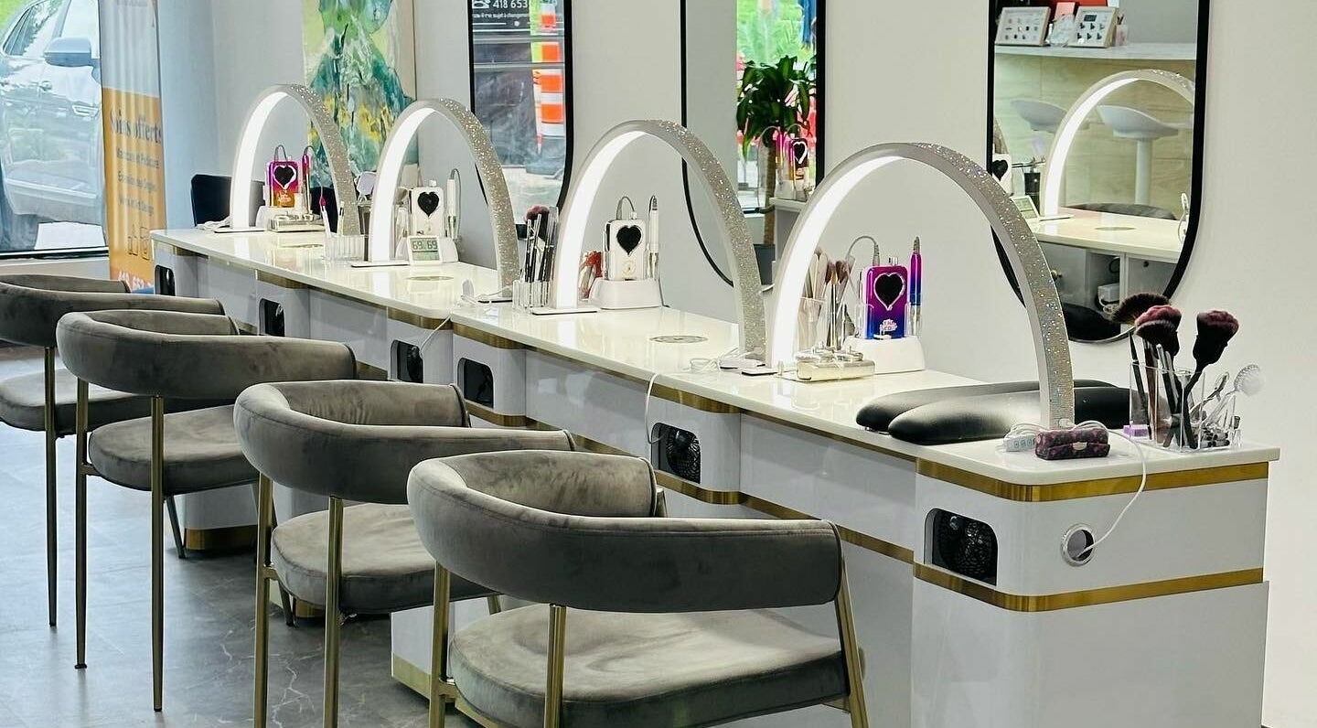 Postes de manucure élégants au MJ Atelier d'Ongles à Québec, Québec, CA, avec sièges gris confortables.