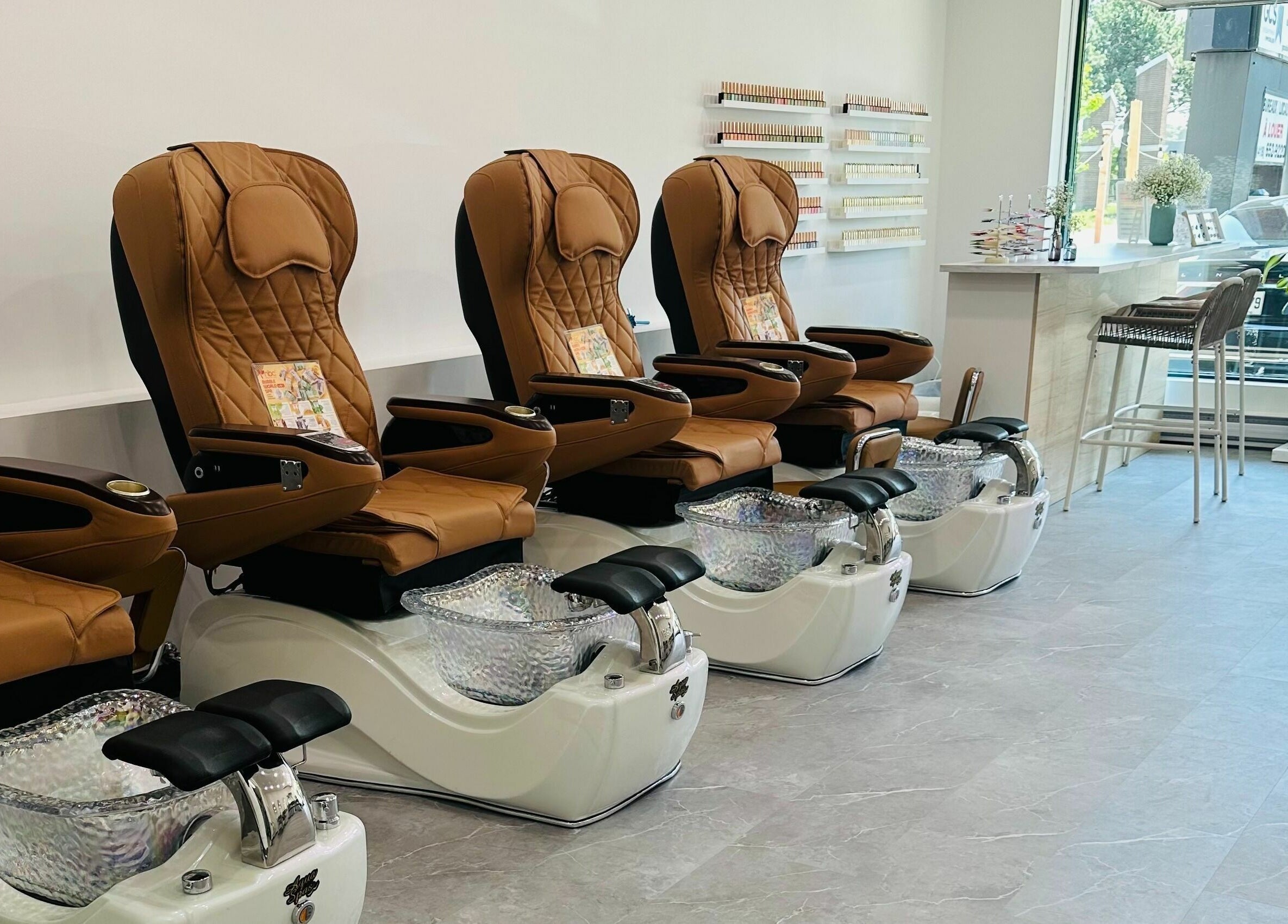 Chaises de pédicure modernes à MJ Atelier d'Ongles, Québec, Québec, CA, offrant confort et luxe.