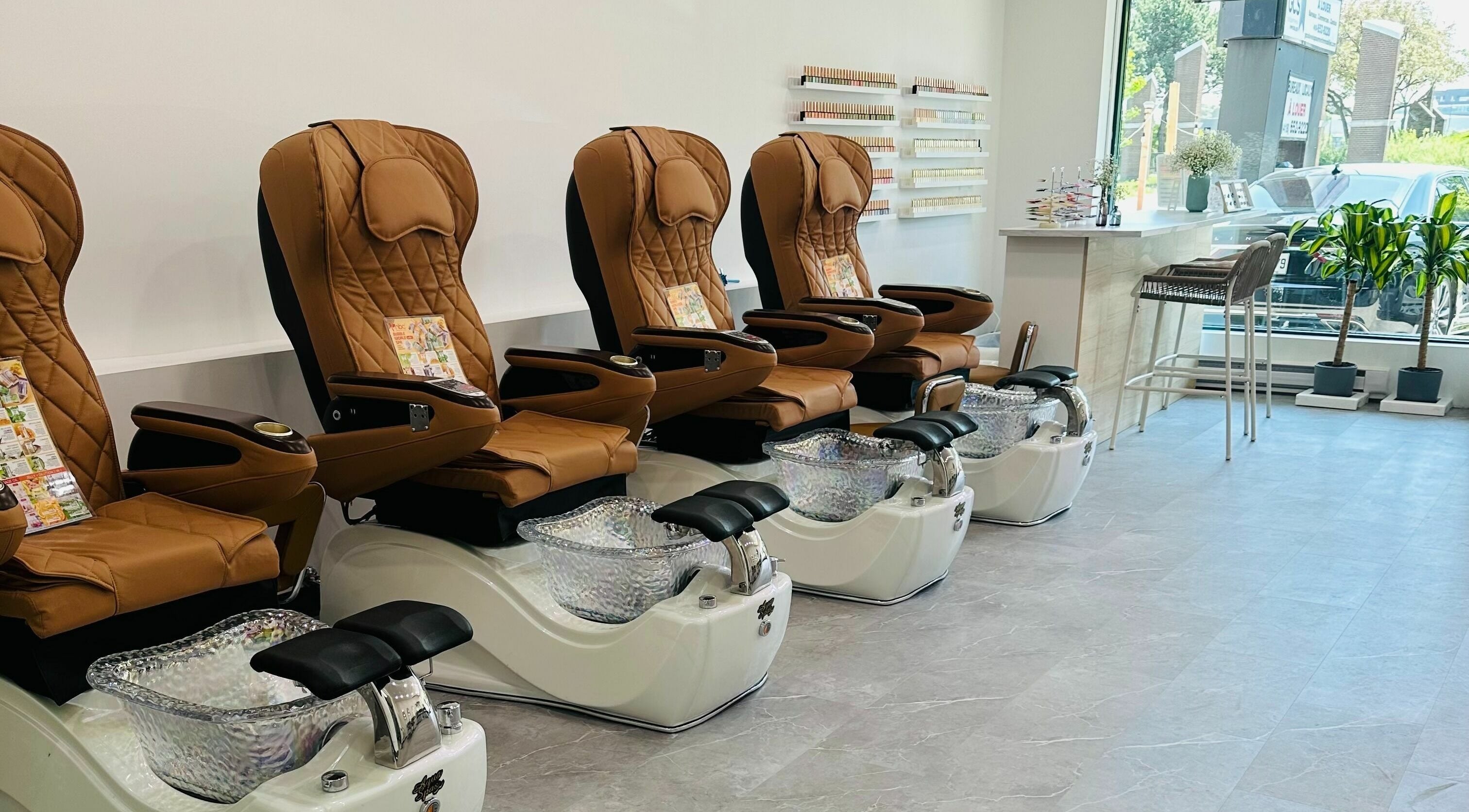 Chaises de pédicure modernes à MJ Atelier d'Ongles, Québec, Québec, CA, offrant confort et luxe.
