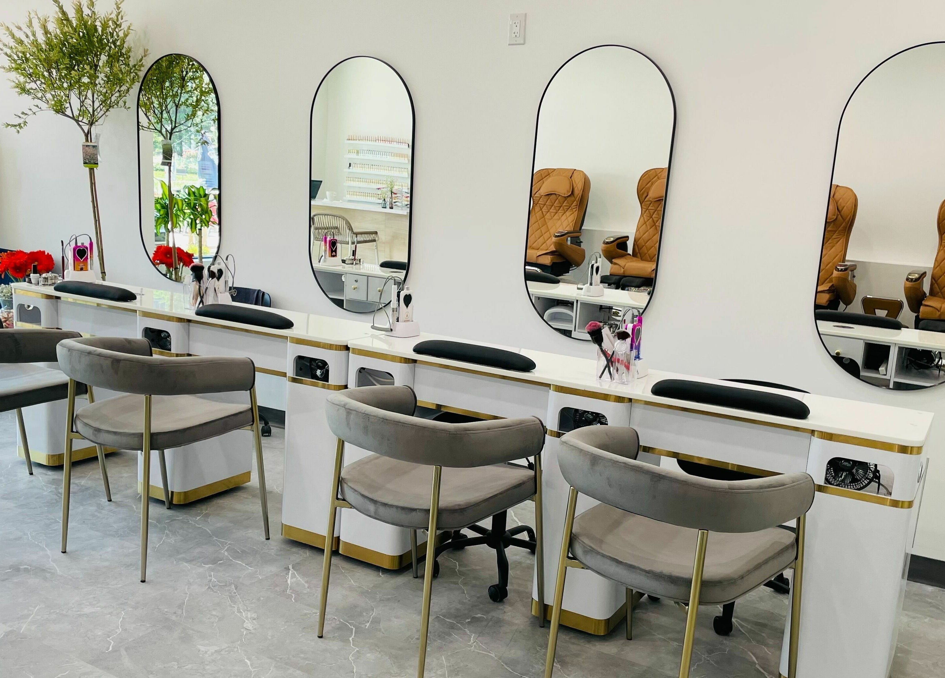 Intérieur moderne de MJ Atelier d'Ongles, avec stations de manucure élégantes à Québec, Québec, CA.