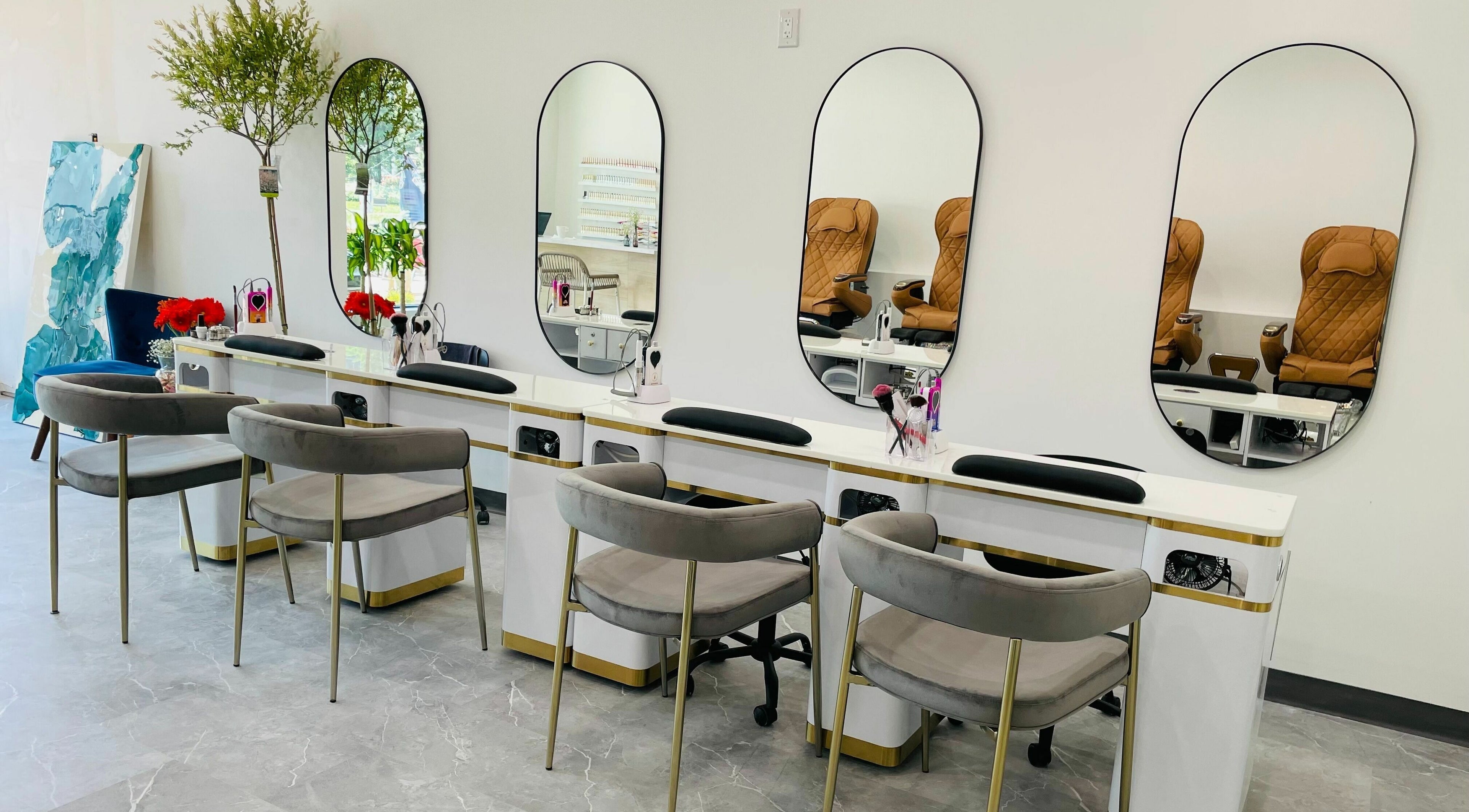 Intérieur moderne de MJ Atelier d'Ongles, avec stations de manucure élégantes à Québec, Québec, CA.