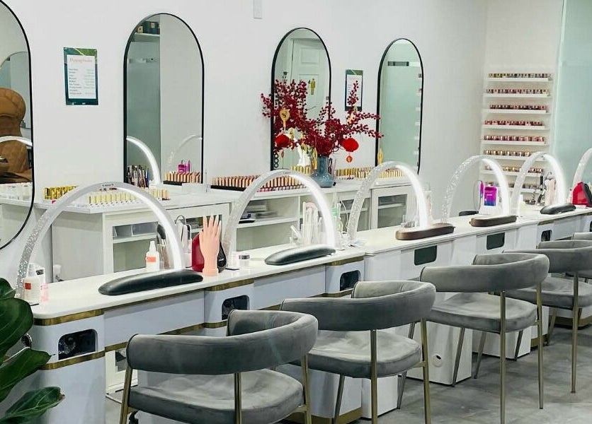 Intérieur moderne de MJ Atelier d'Ongles à Québec, Québec, CA, avec des stations de manucure élégantes.