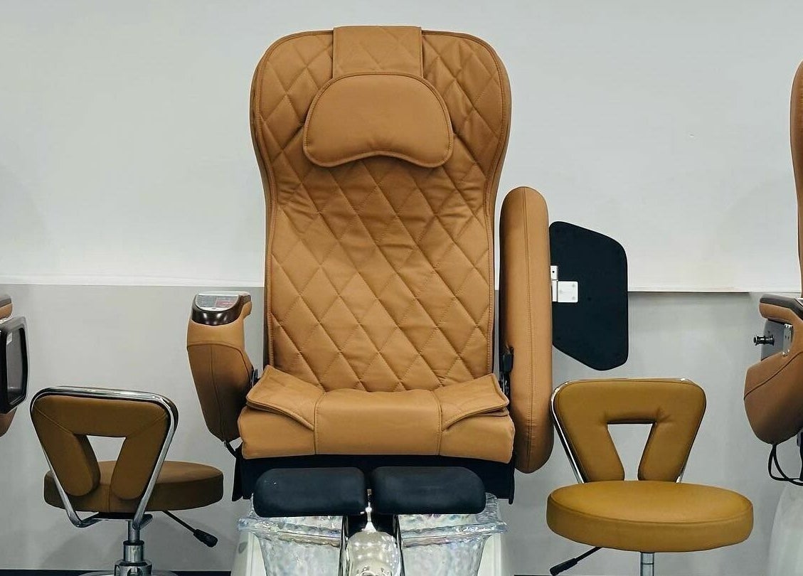 Chaise de massage à MJ Atelier d'Ongles, Québec, Québec, CA, offrant relaxation et confort.