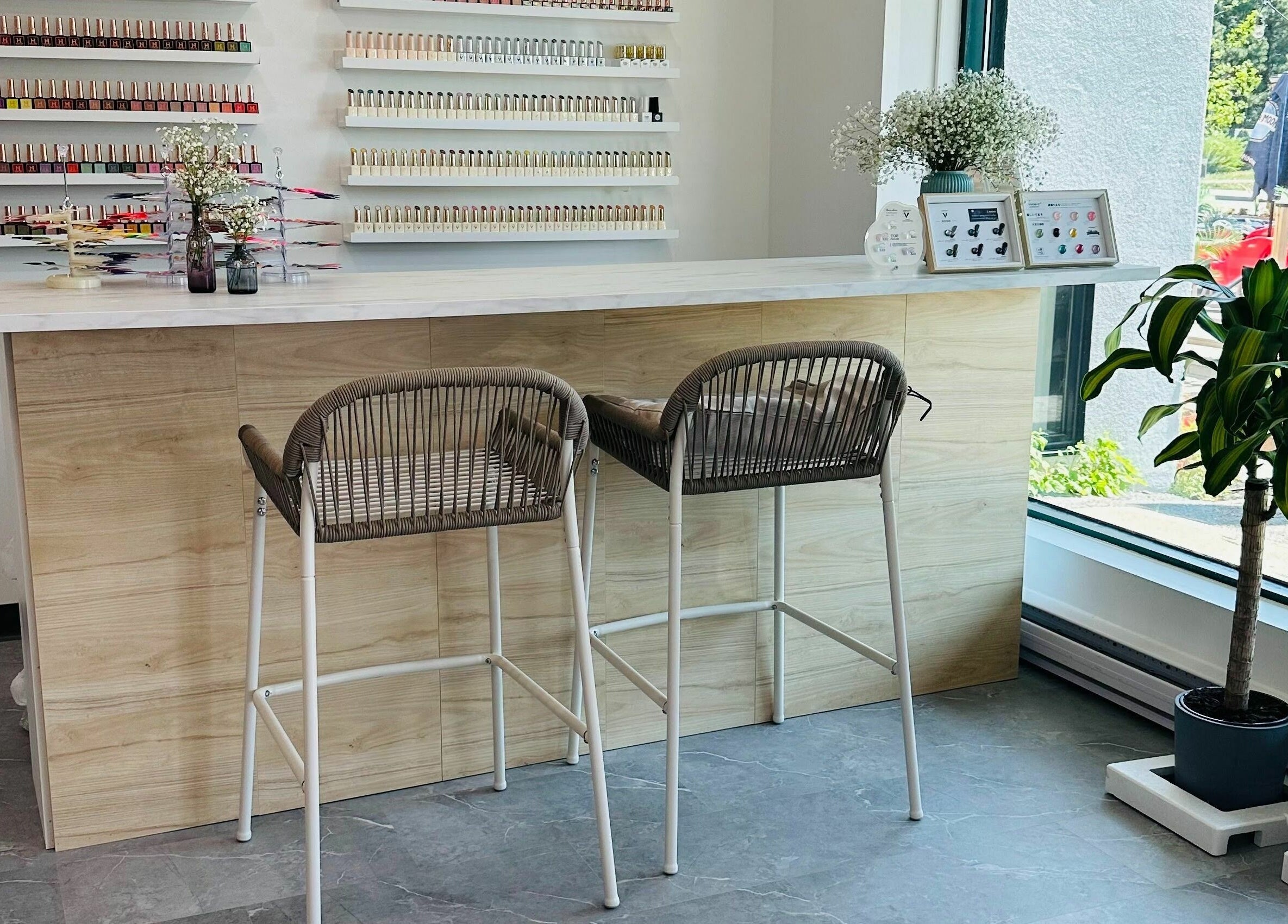 Bar de vernis chic chez MJ Atelier d'Ongles, Québec, Québec, CA, avec chaises et plantes élégantes.
