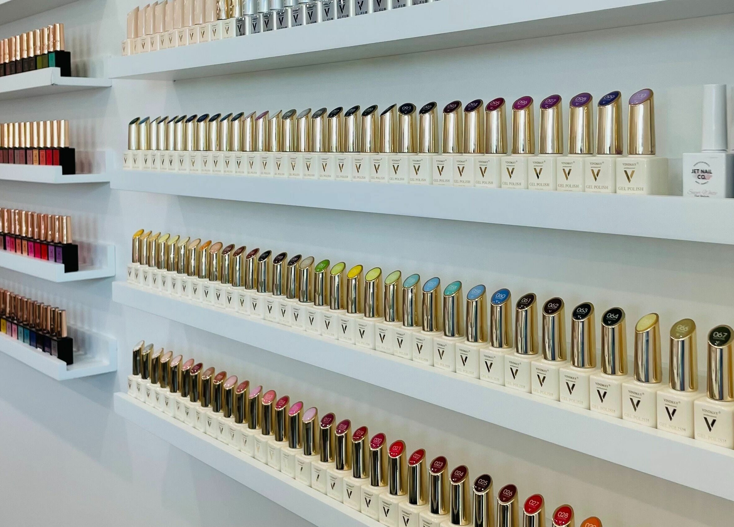 Collection de vernis à ongles affichée à MJ Atelier d'Ongles, Québec, Québec, CA.