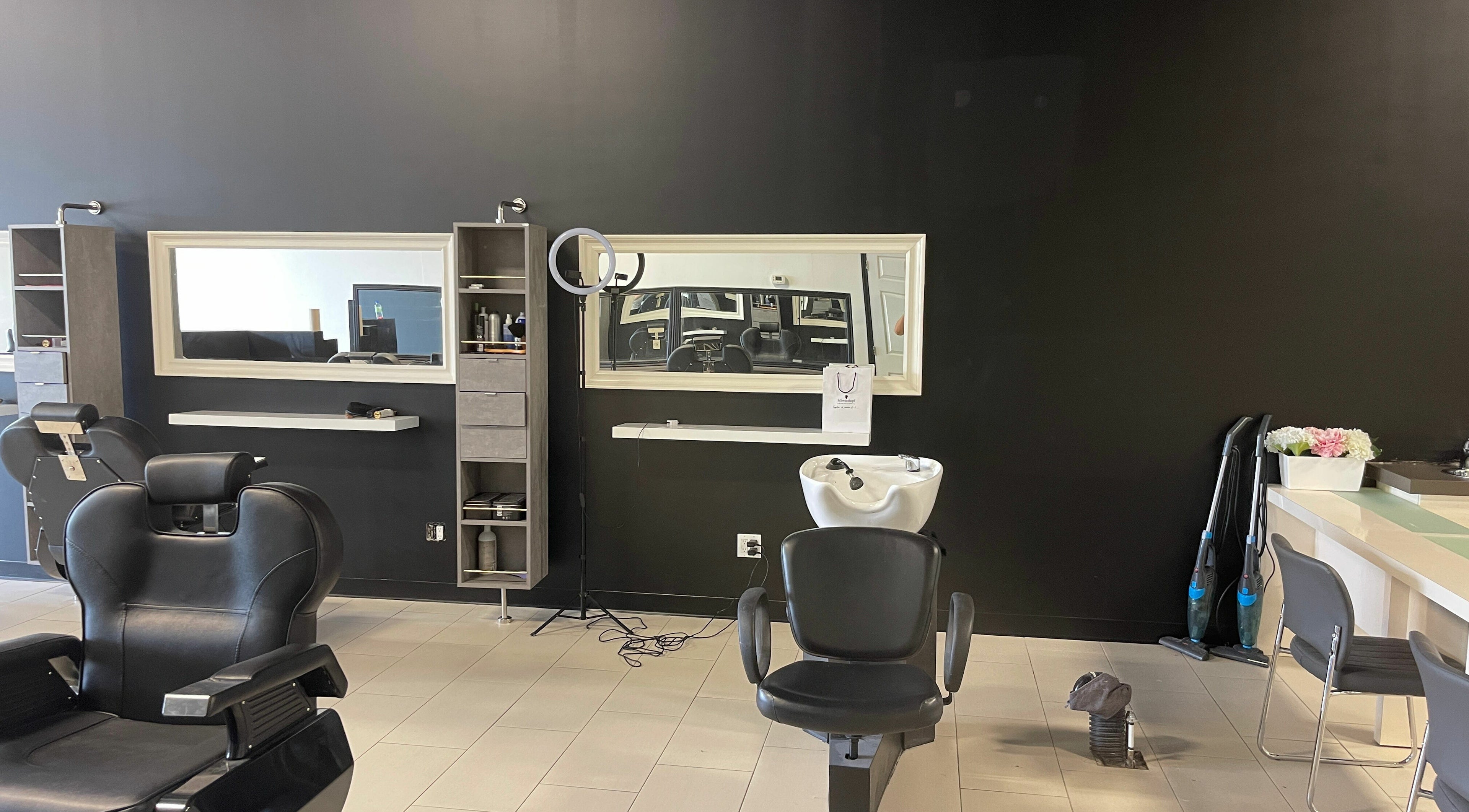 Intérieur élégant de The Dazzle Spot à Sainte-marthe-sur-le-lac, Québec, CA avec fauteuil et miroir.