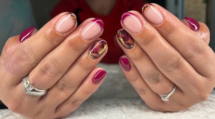 Stylish nail art in pink and gold from Jessica Bentley Beauty, Brough, England, GB.