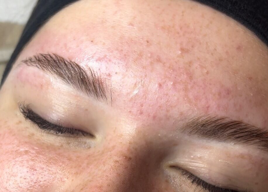 Close-up of perfectly groomed eyebrows at Filtrdxrosy, Boston, Massachusetts, US, showcasing excellent beauty services.