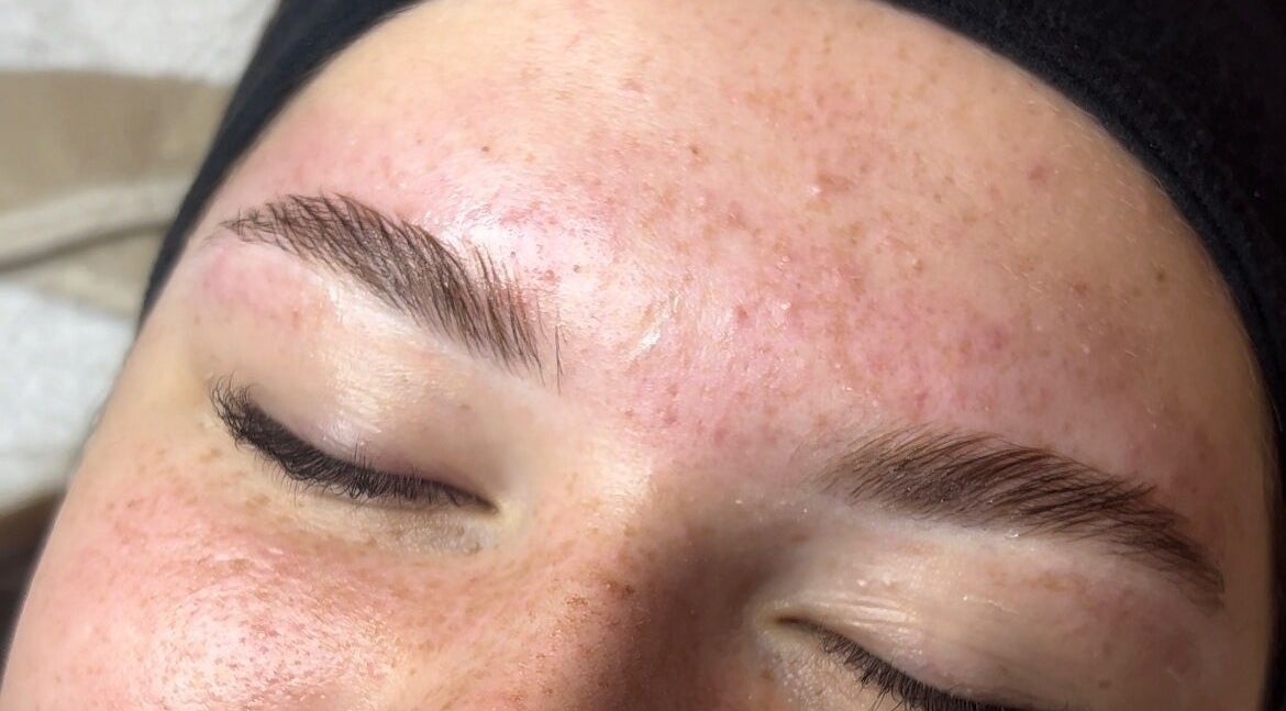 Close-up of perfectly groomed eyebrows at Filtrdxrosy, Boston, Massachusetts, US, showcasing excellent beauty services.