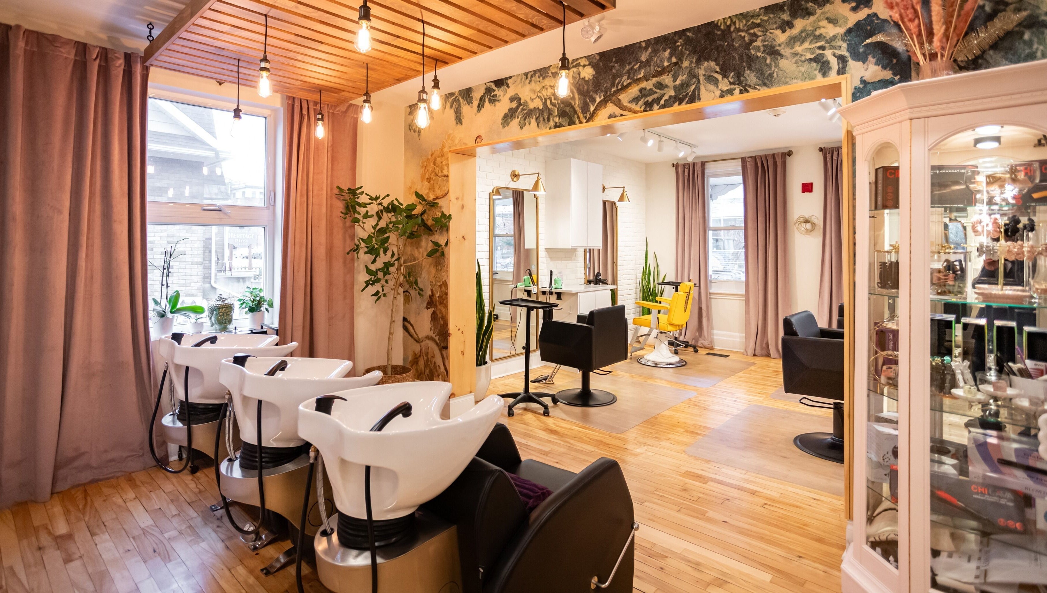 Intérieur de Spazio Design Capillaire à Gatineau, Québec, CA, avec lavabos modernes et sièges confortables.