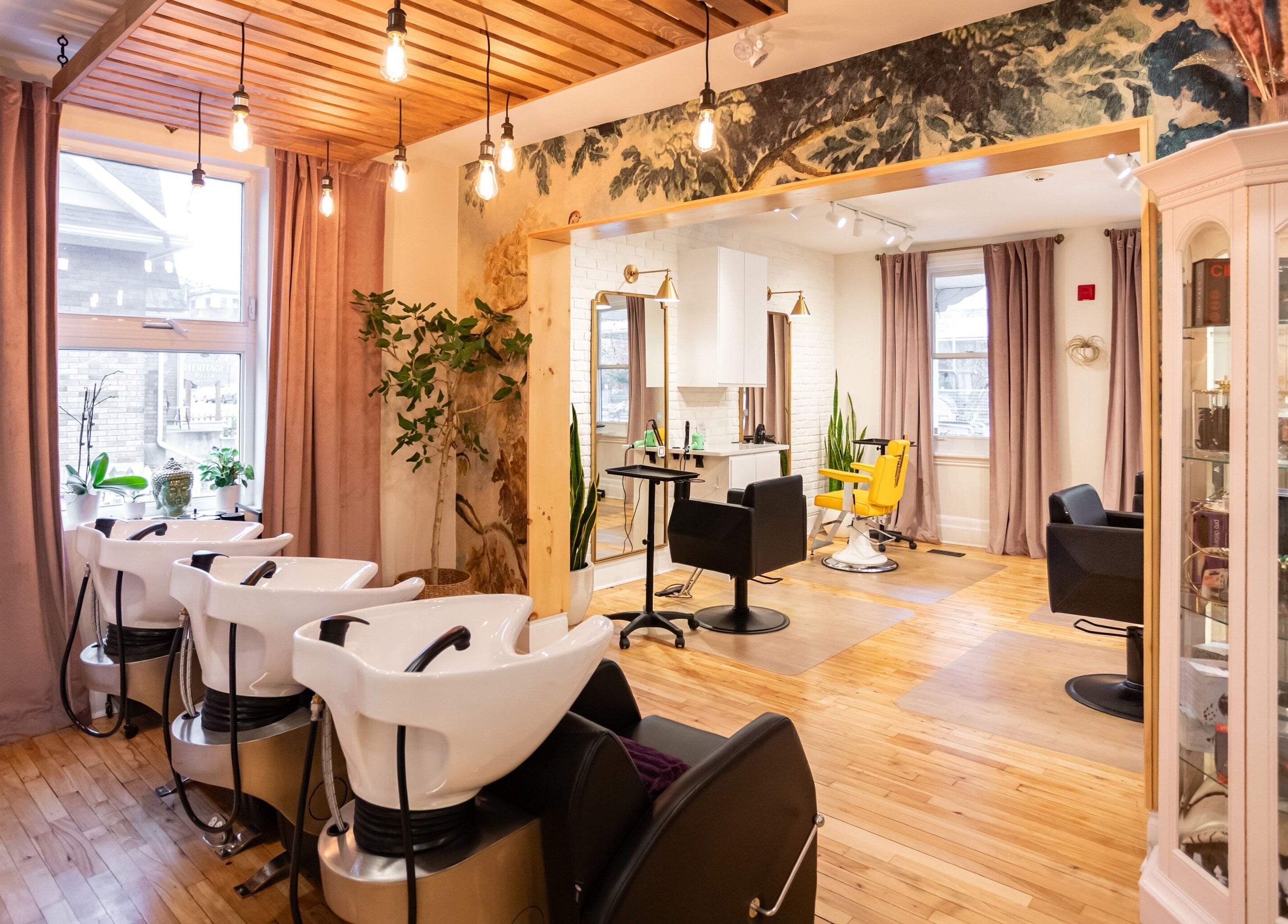 Intérieur de Spazio Design Capillaire à Gatineau, Québec, CA, avec lavabos modernes et sièges confortables.