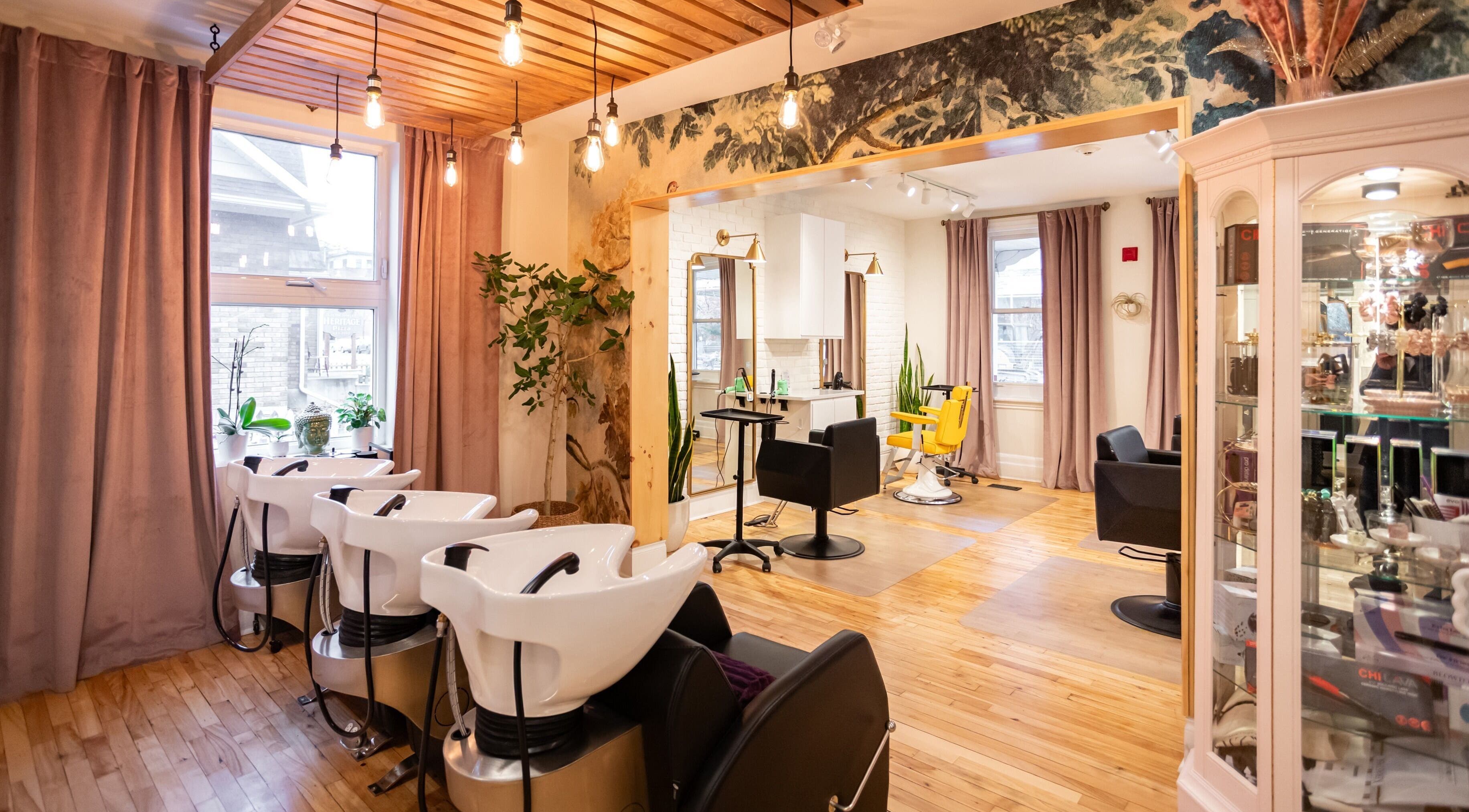 Intérieur de Spazio Design Capillaire à Gatineau, Québec, CA, avec lavabos modernes et sièges confortables.