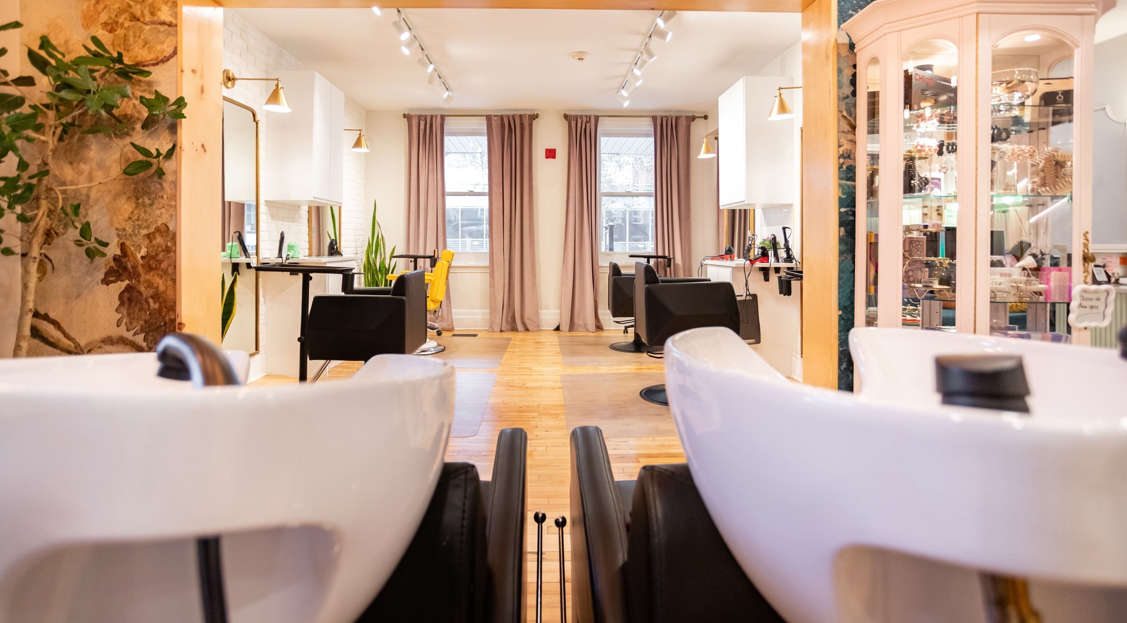 Intérieur chic de Spazio Design Capillaire à Gatineau, Québec, CA, avec fauteuils et éclairage doux.