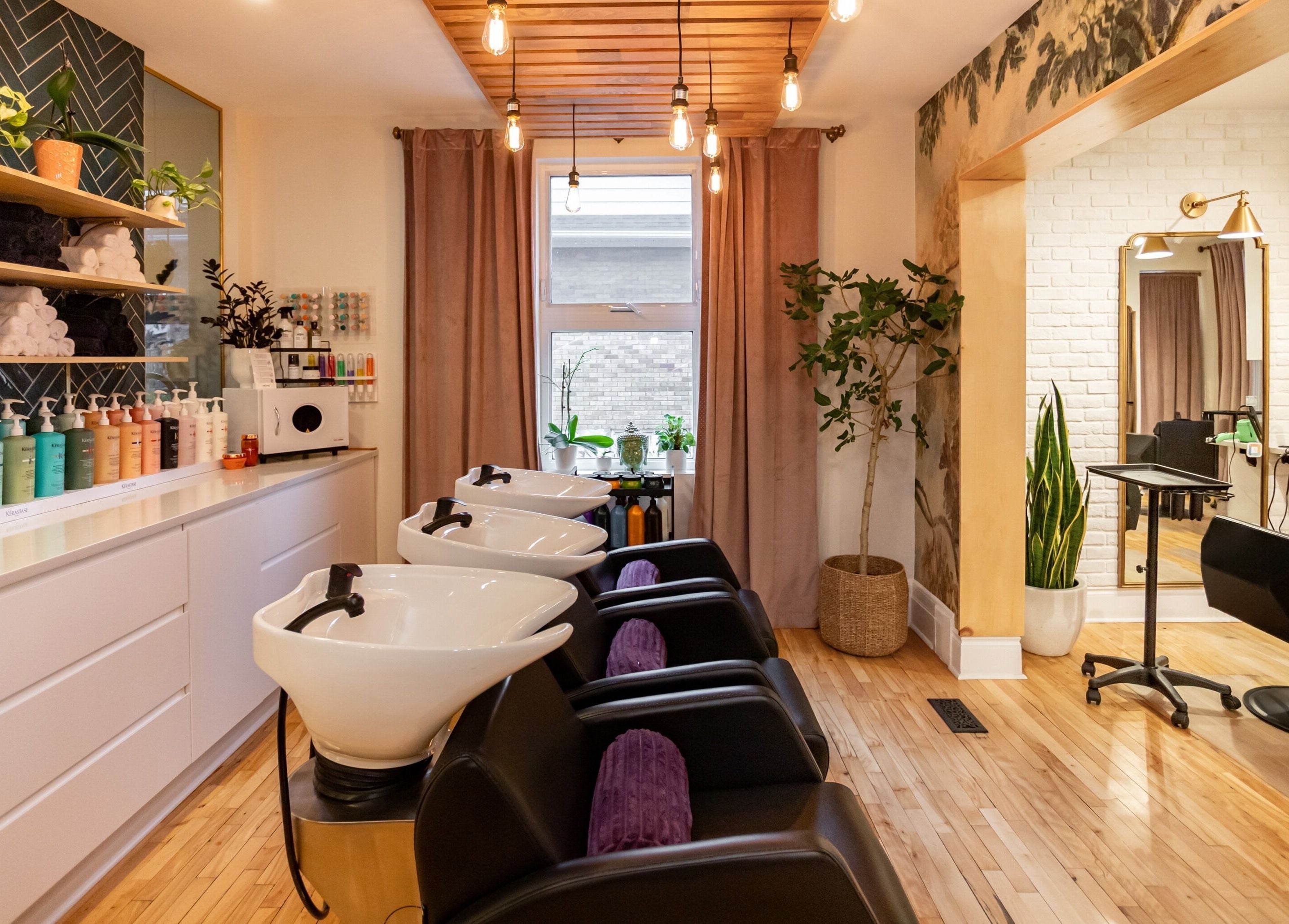 Intérieur moderne de Spazio Design Capillaire à Gatineau, Québec, CA avec postes de lavage élégants.