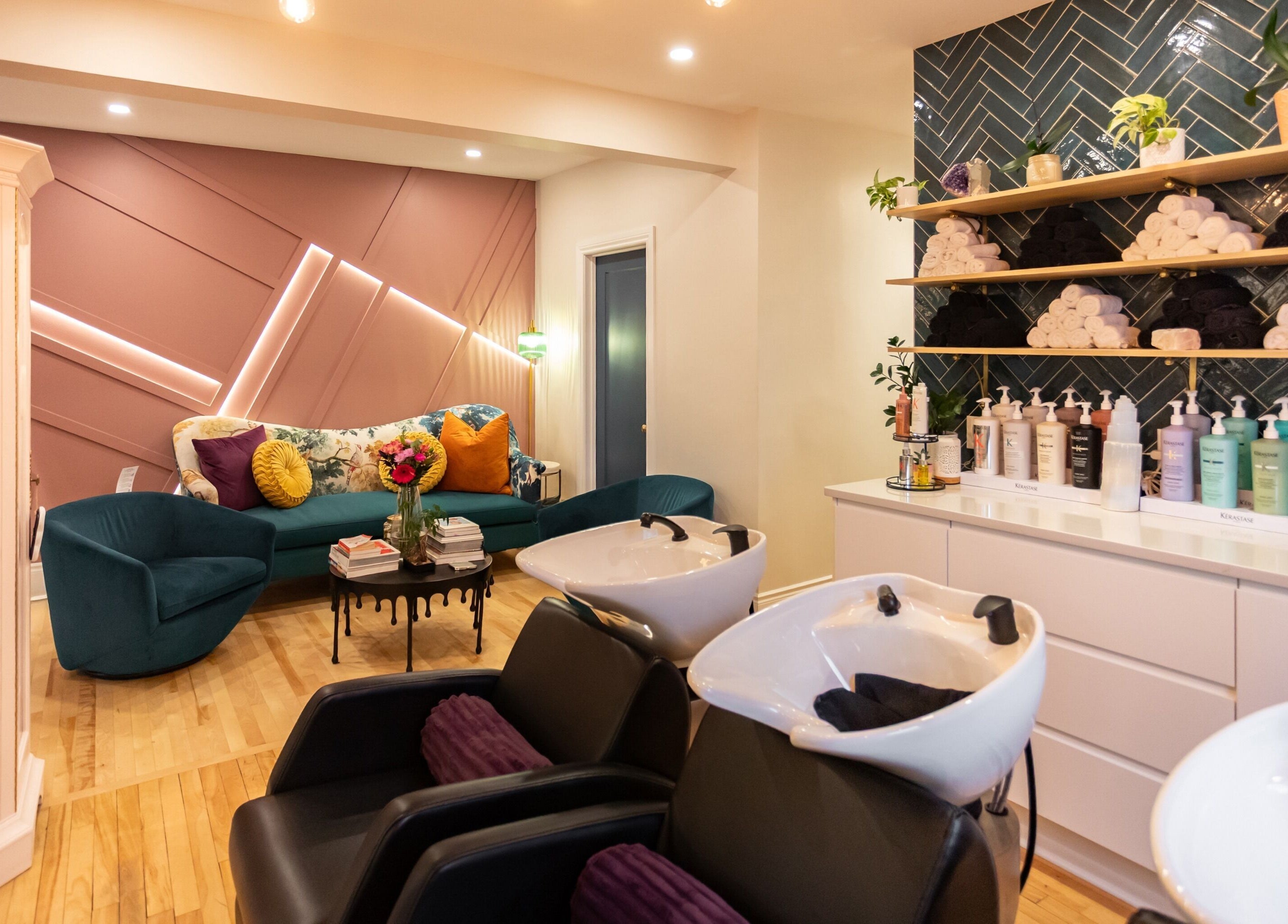 Intérieur élégant de Spazio Design Capillaire à Gatineau, Québec, CA avec fauteuils et produits capillaires.