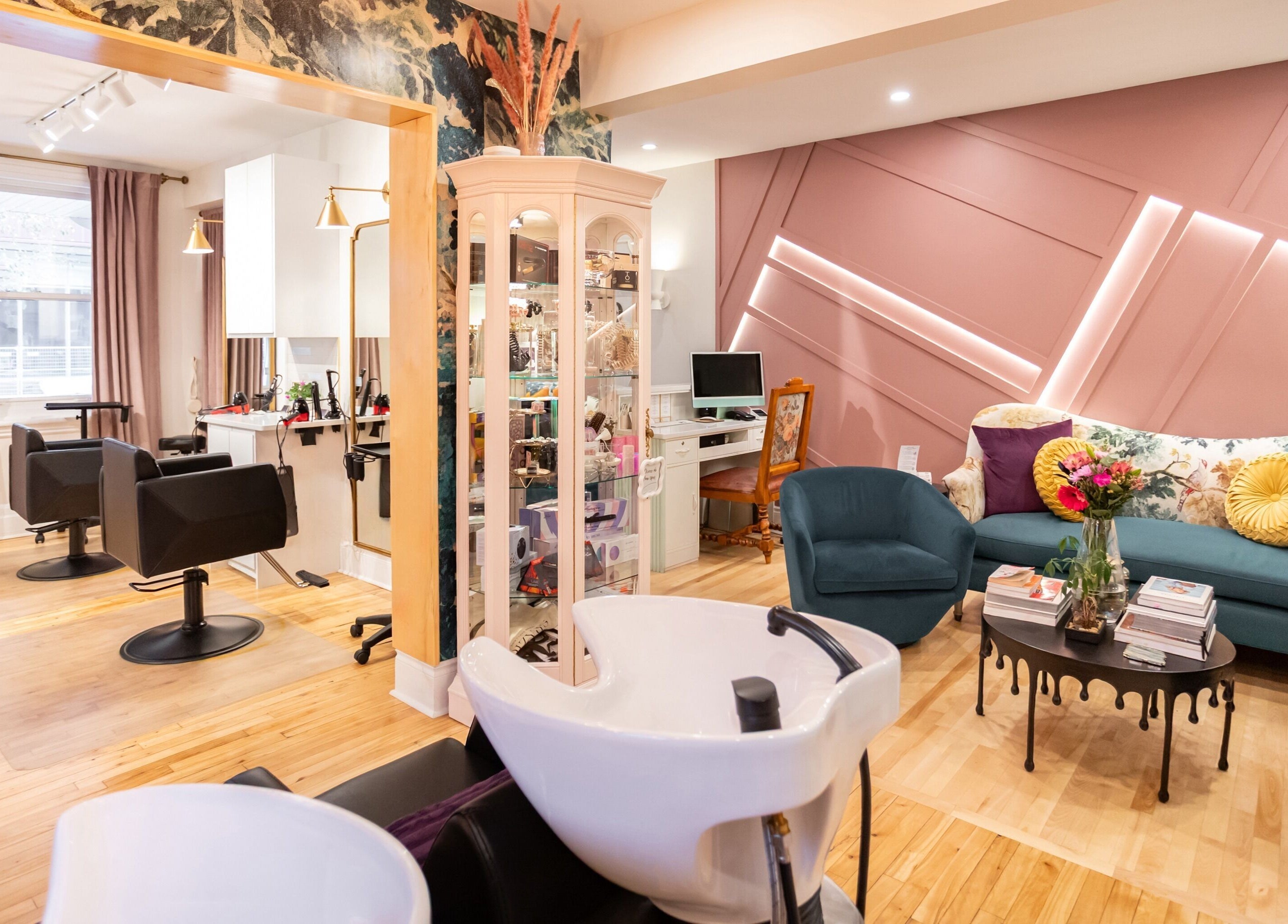 Intérieur du salon Spazio Design Capillaire à Gatineau, Québec montrant un espace élégant et moderne.