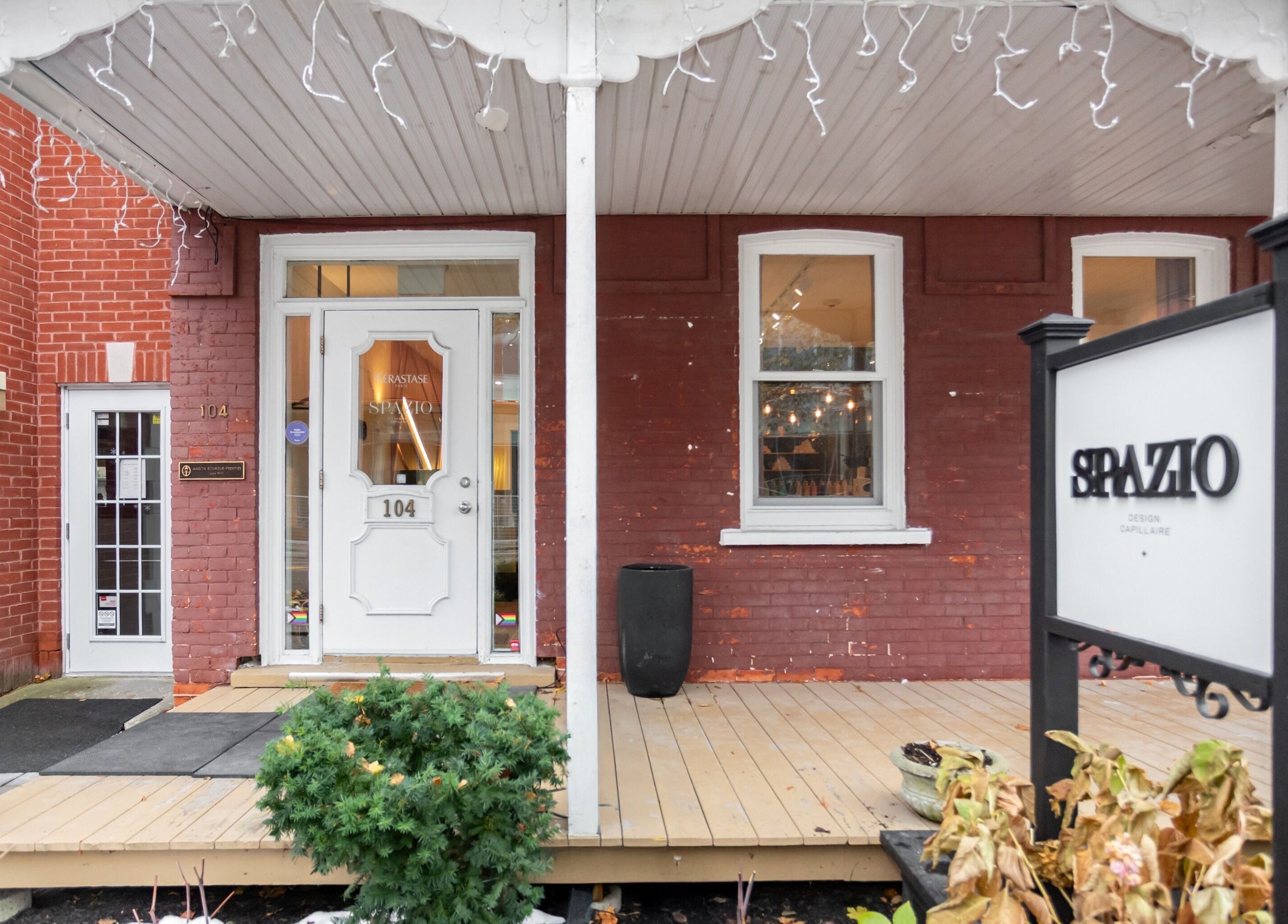 Entrée de Spazio Design Capillaire à Gatineau, Québec, CA, avec sa façade élégante et son enseigne distinctive.