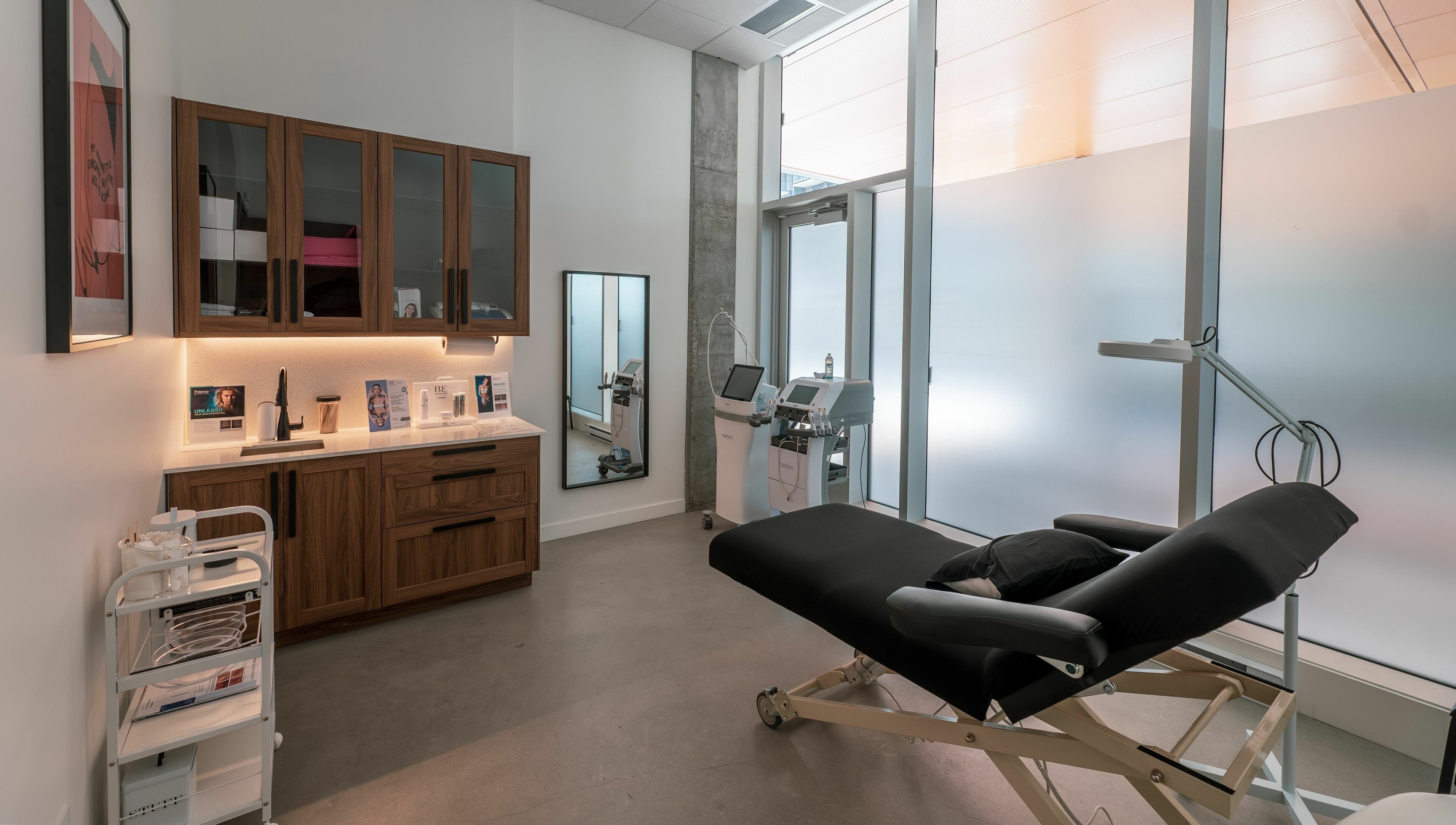 Modern treatment room at L'Institut Béa, Laval, Québec, CA, featuring sleek design and advanced equipment.