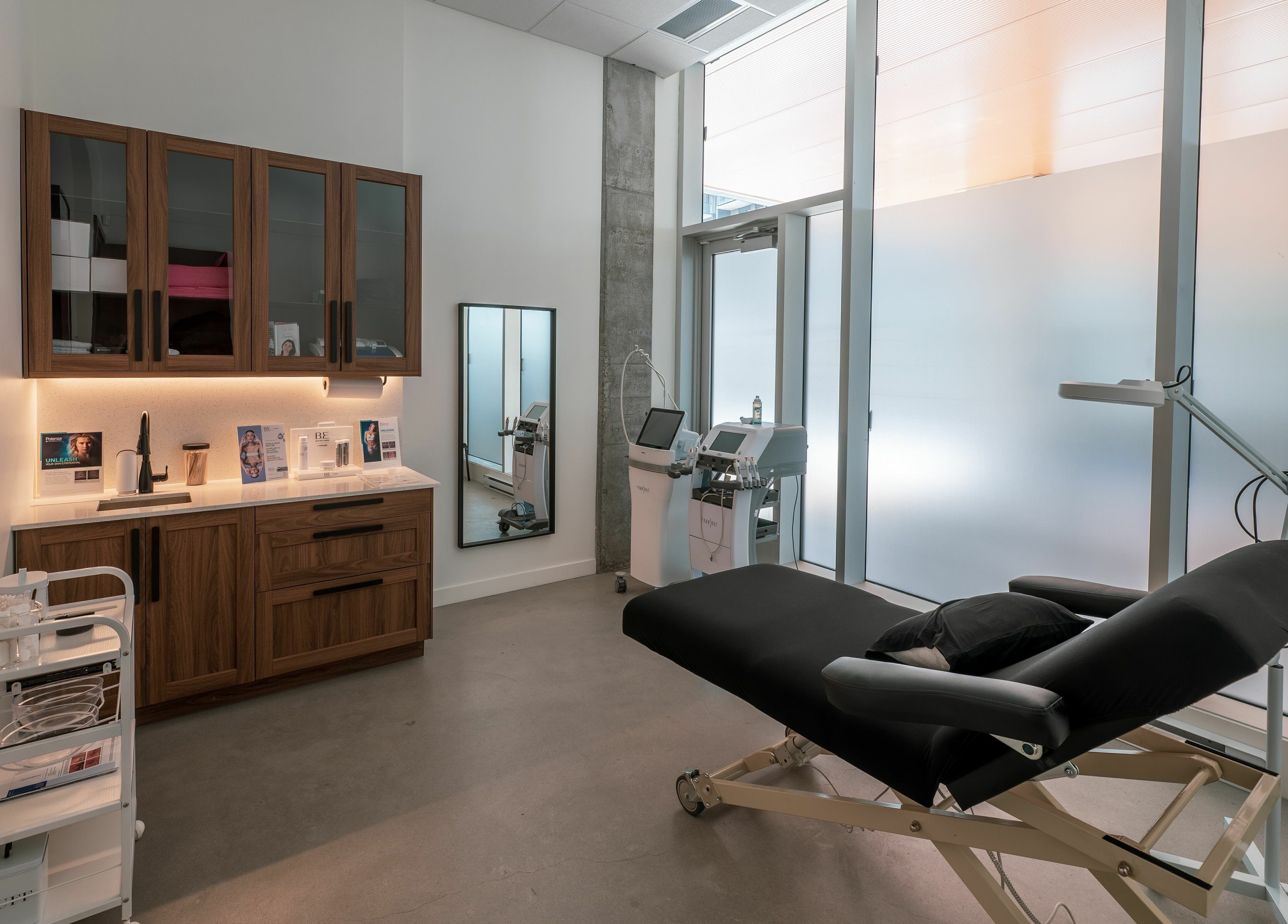Modern treatment room at L'Institut Béa, Laval, Québec, CA, featuring sleek design and advanced equipment.