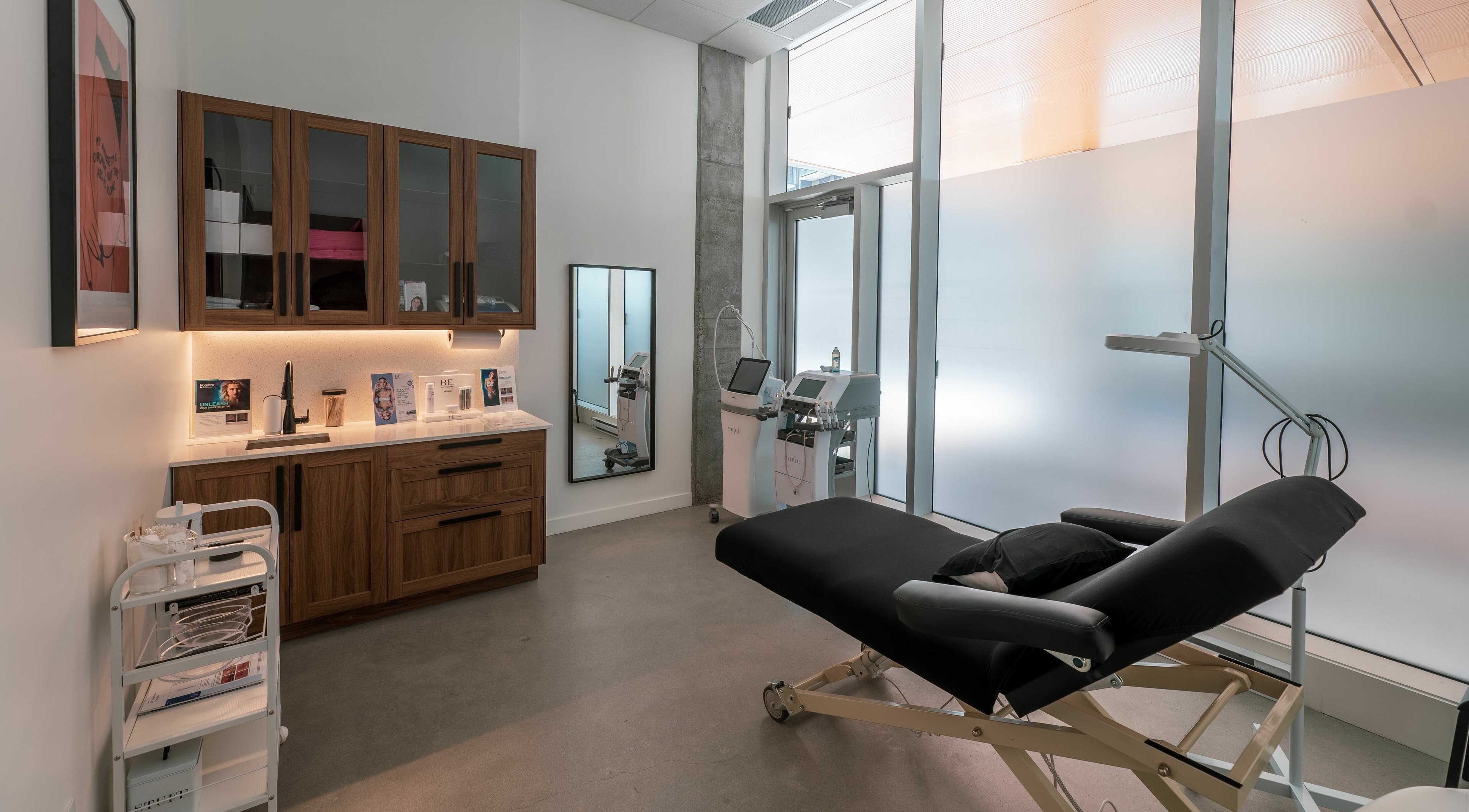 Modern treatment room at L'Institut Béa, Laval, Québec, CA, featuring sleek design and advanced equipment.