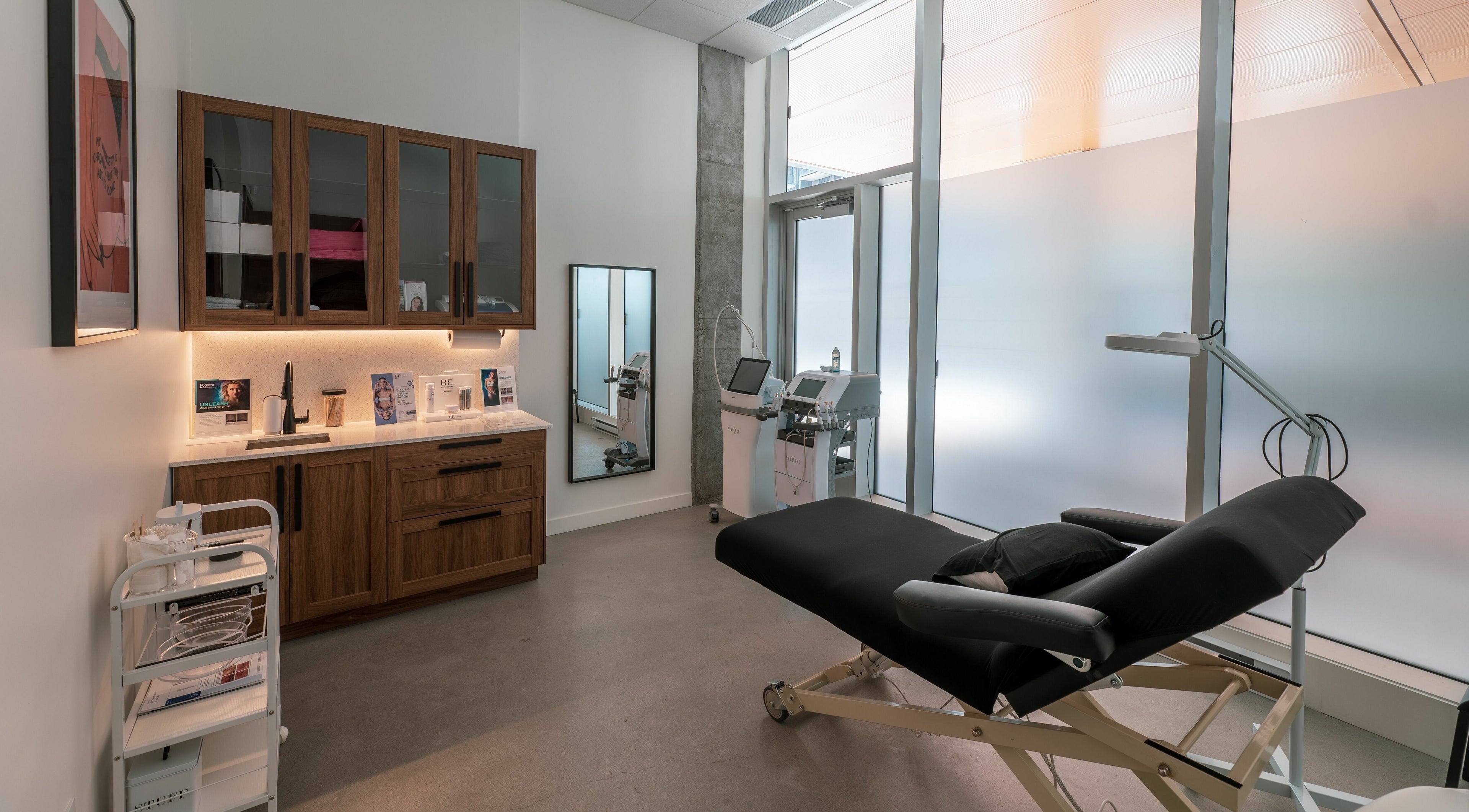 Modern treatment room at L'Institut Béa, Laval, Québec, CA, featuring sleek design and advanced equipment.