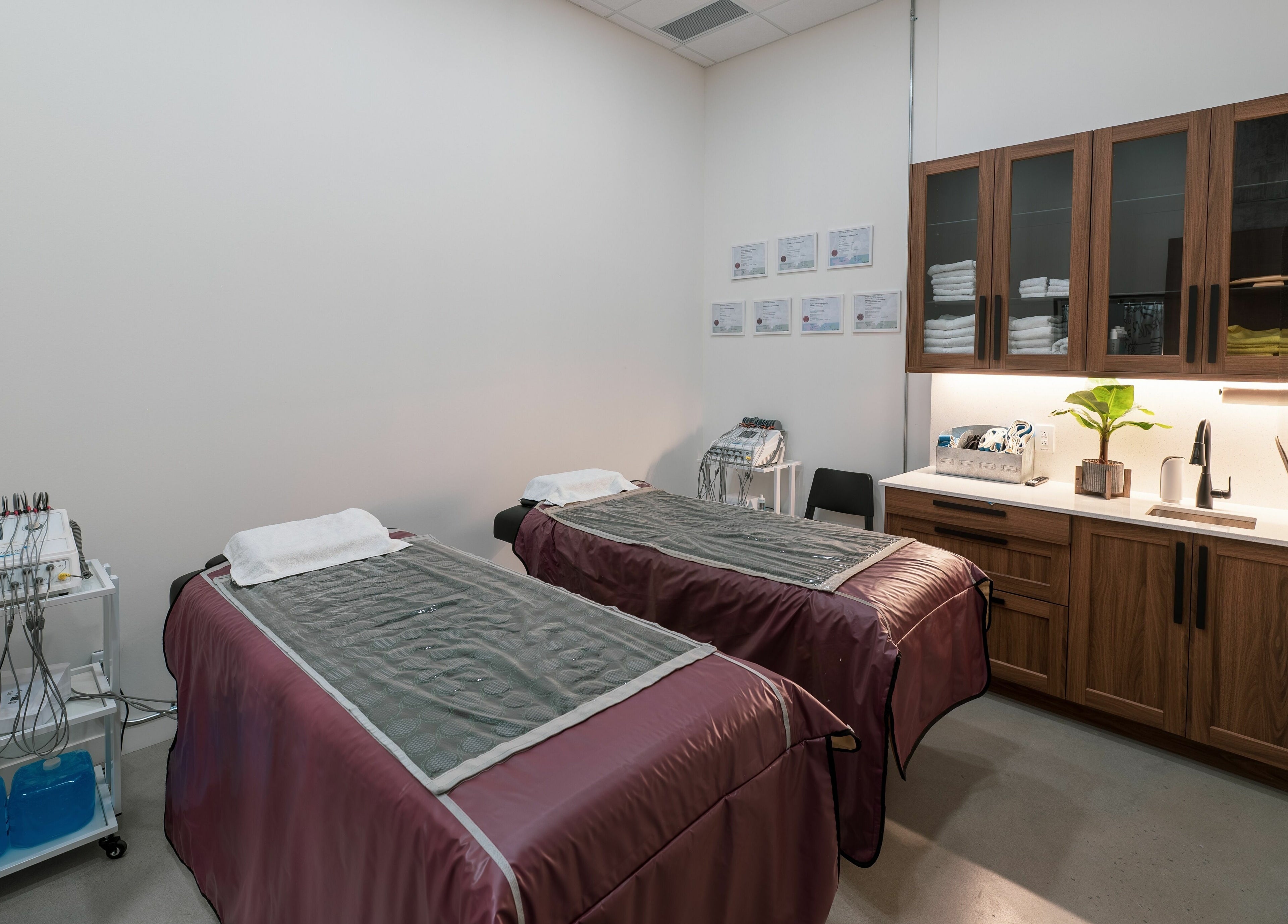 Dual therapy beds in a tranquil setting at L'Institut Béa, Laval, Québec, CA, designed for ultimate relaxation.