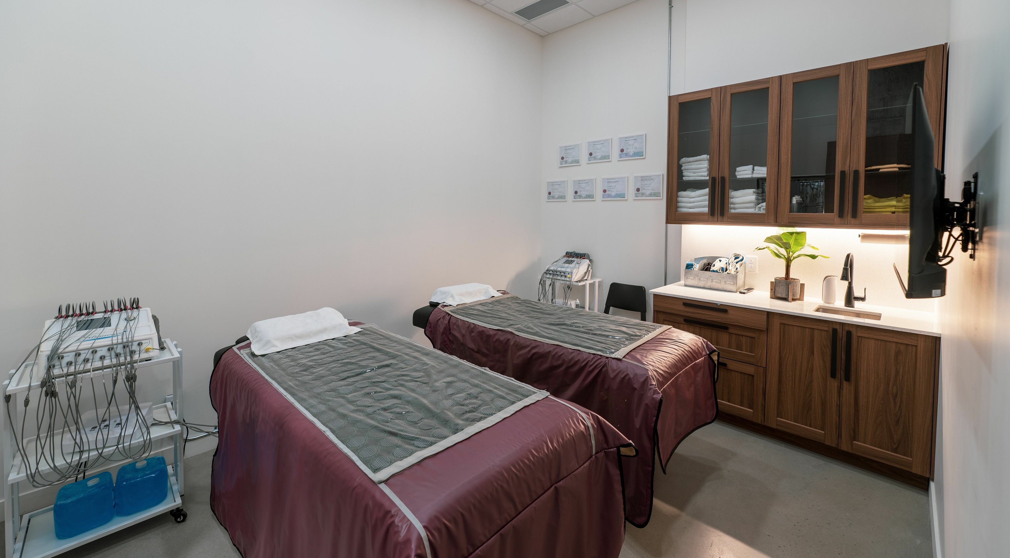 Dual therapy beds in a tranquil setting at L'Institut Béa, Laval, Québec, CA, designed for ultimate relaxation.
