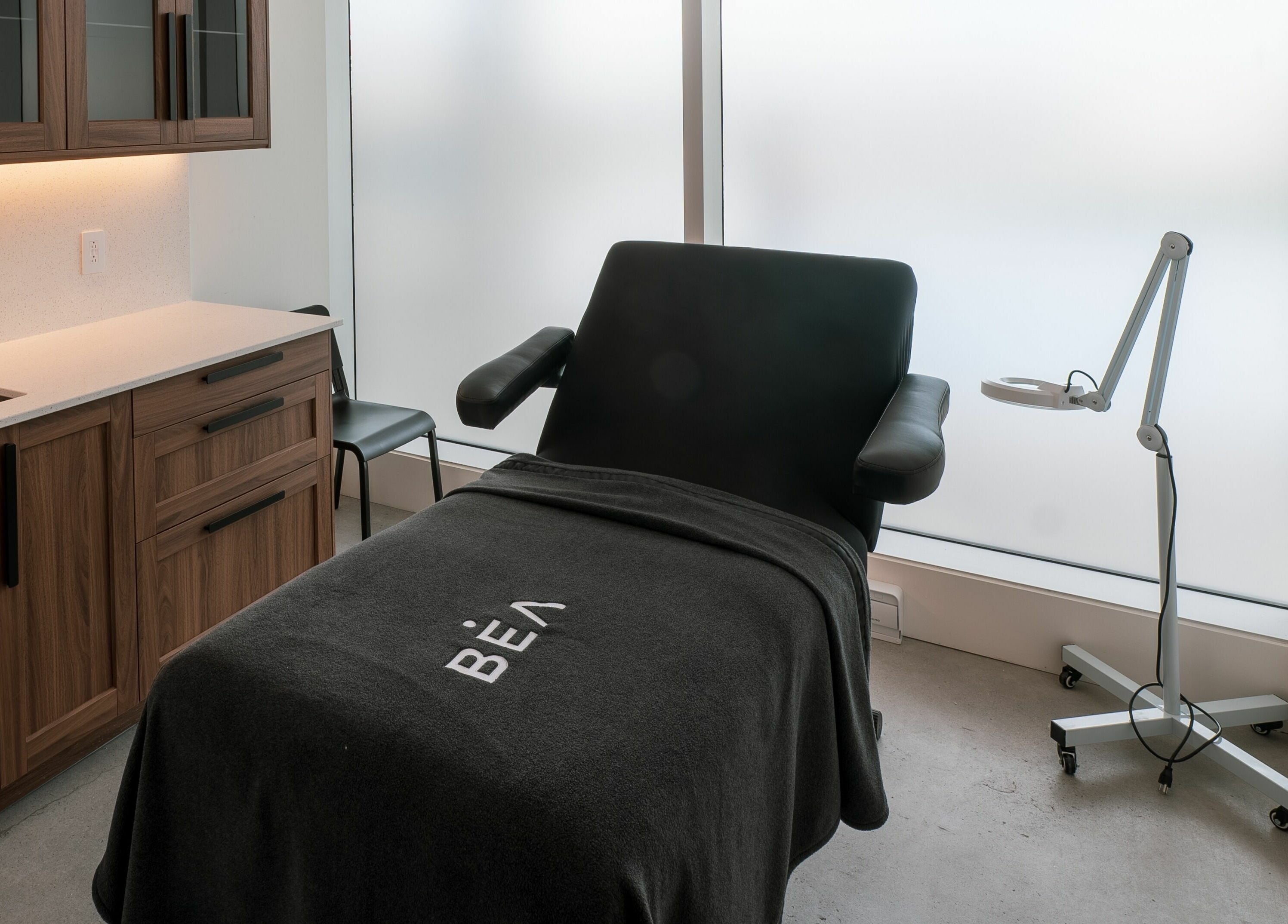 Sleek treatment room at L'Institut Béa in Laval, Québec, CA featuring a comfortable massage table.
