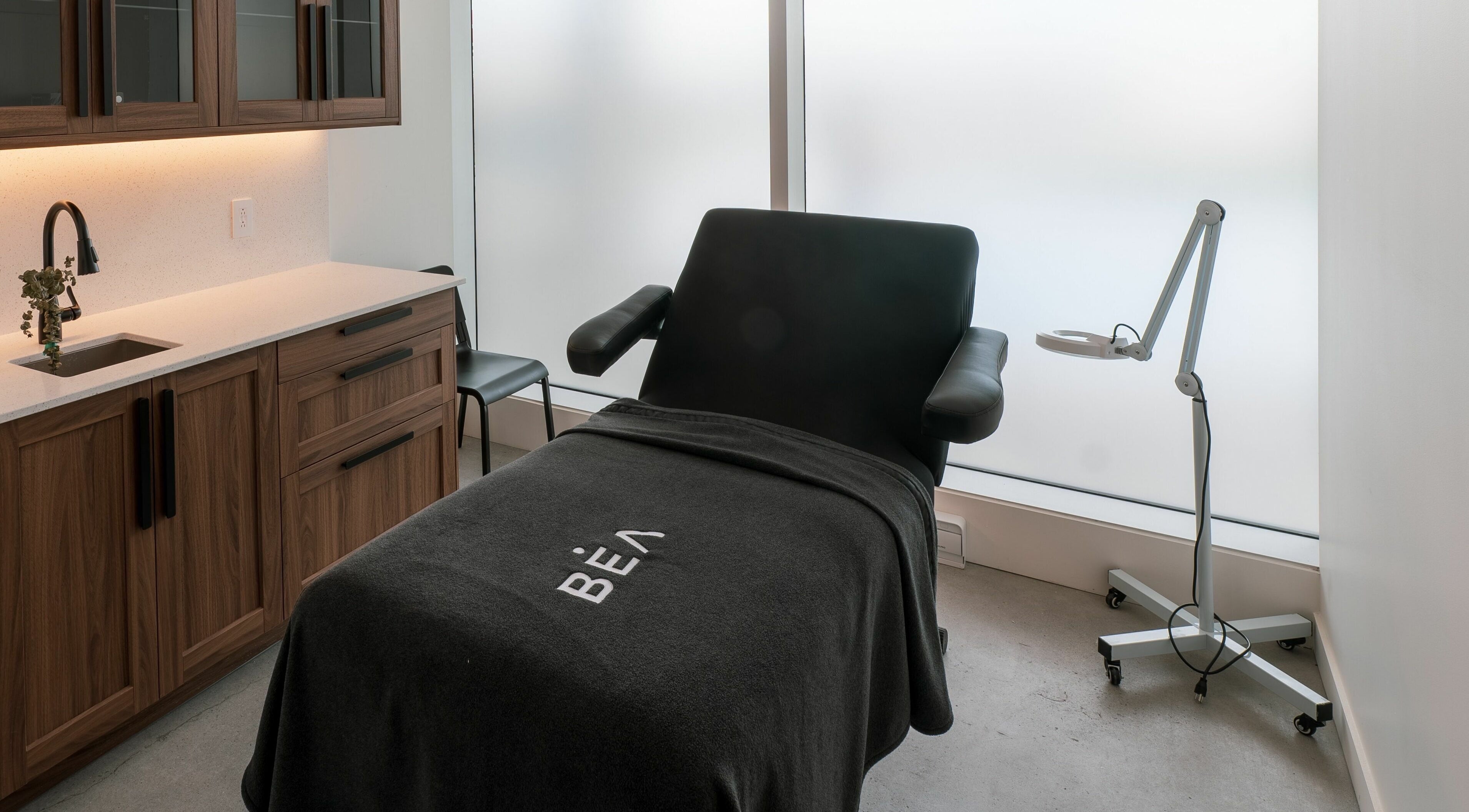 Sleek treatment room at L'Institut Béa in Laval, Québec, CA featuring a comfortable massage table.
