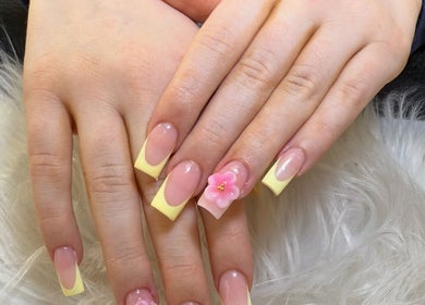 Exquisite yellow and floral nail art at Kaites Nails, Twickenham, England, GB.