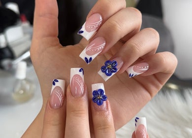 Beautiful floral nail art at Kaites Nails, Twickenham, England, GB, showcasing intricate design and craftsmanship.