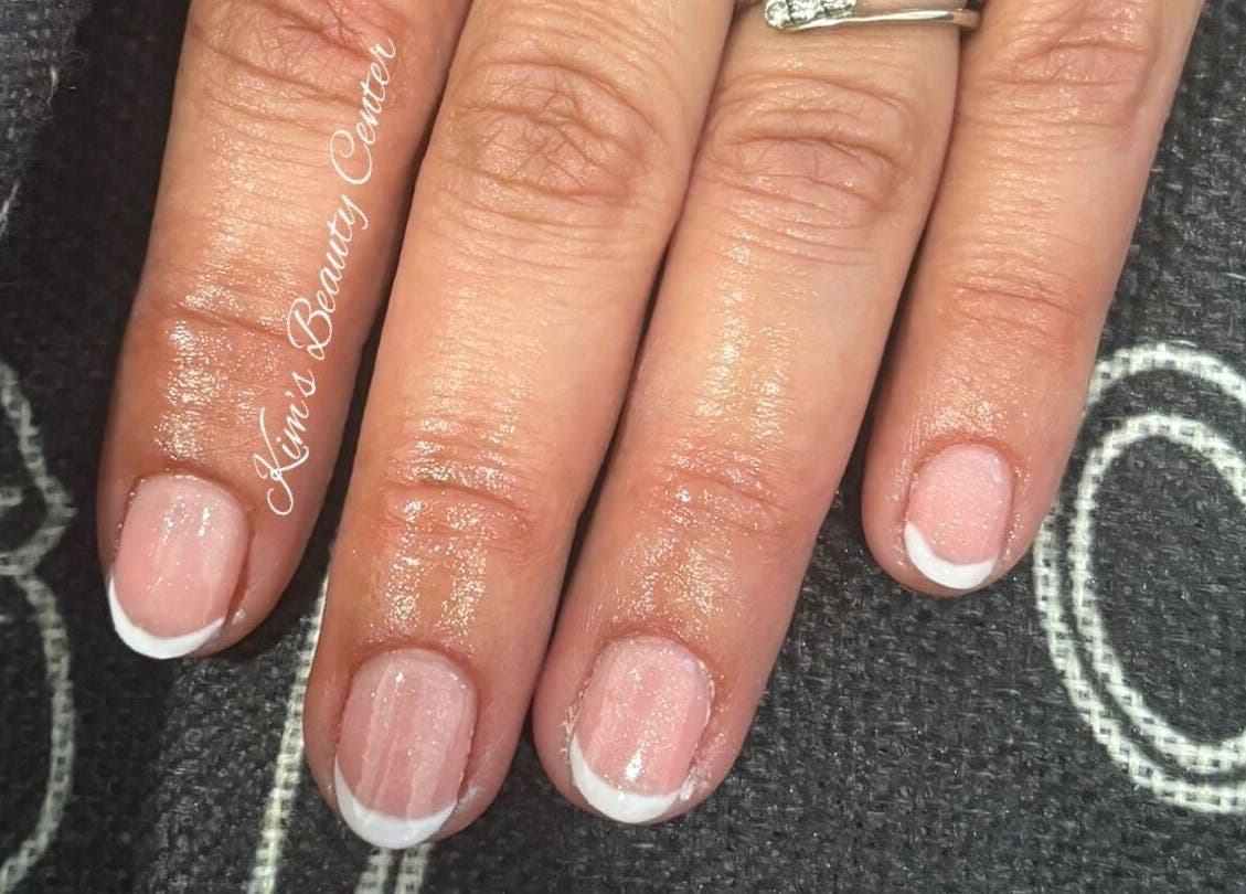 French manicure at Kim’s Beauty Center, Iż-żurrieq, MT, showcasing elegant nail design.