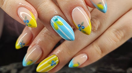 Lucky Frog Nails