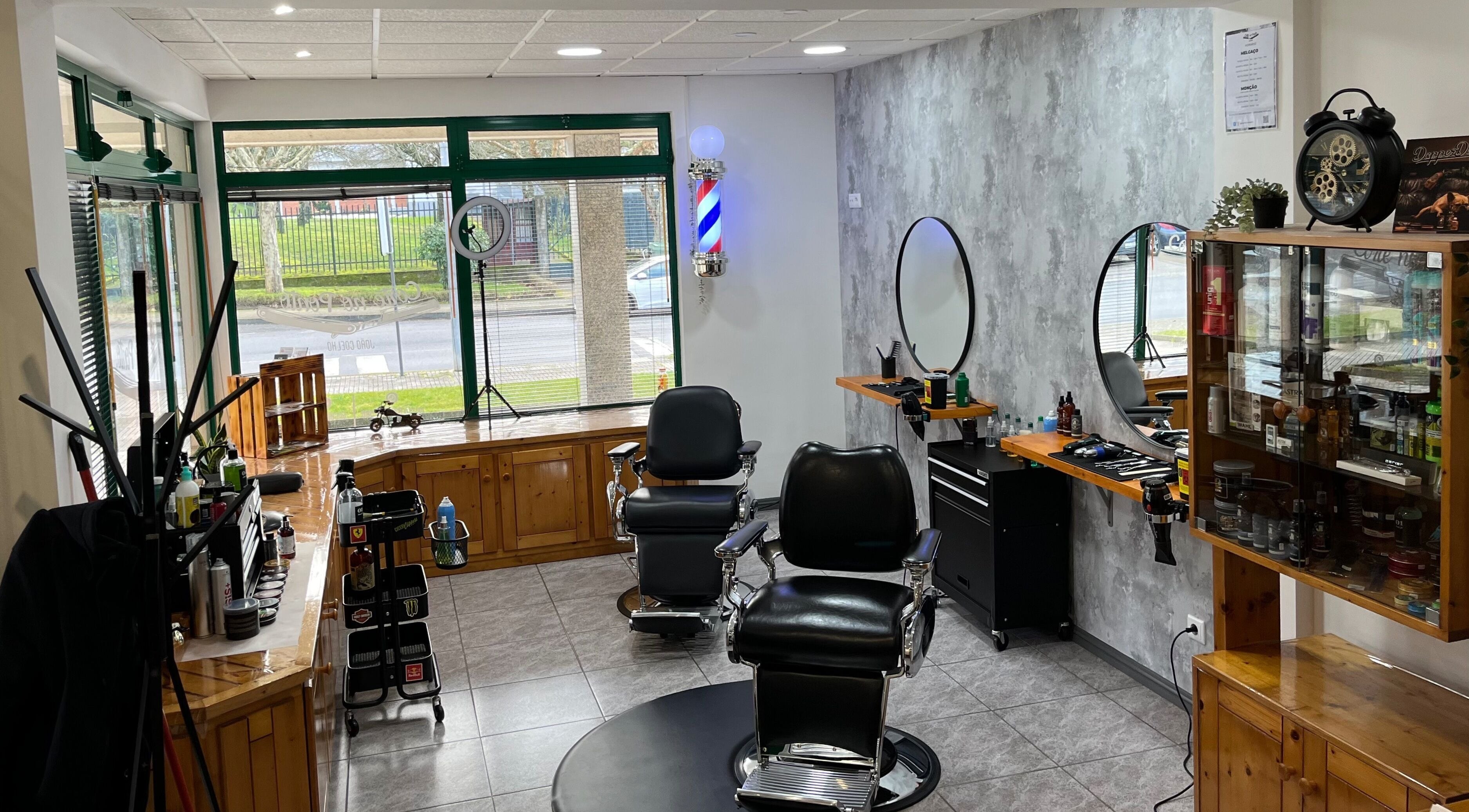 Interior da Corte no Ponto - Melgaço, um salão de beleza em Melgaço, Viana Do Castelo, PT, mostrando cadeiras e espelhos.