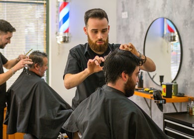 Barbeiros estilizando cabelo no Corte no Ponto - Melgaço, Viana Do Castelo, PT.