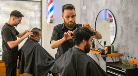 Barbeiros estilizando cabelo no Corte no Ponto - Melgaço, Viana Do Castelo, PT.